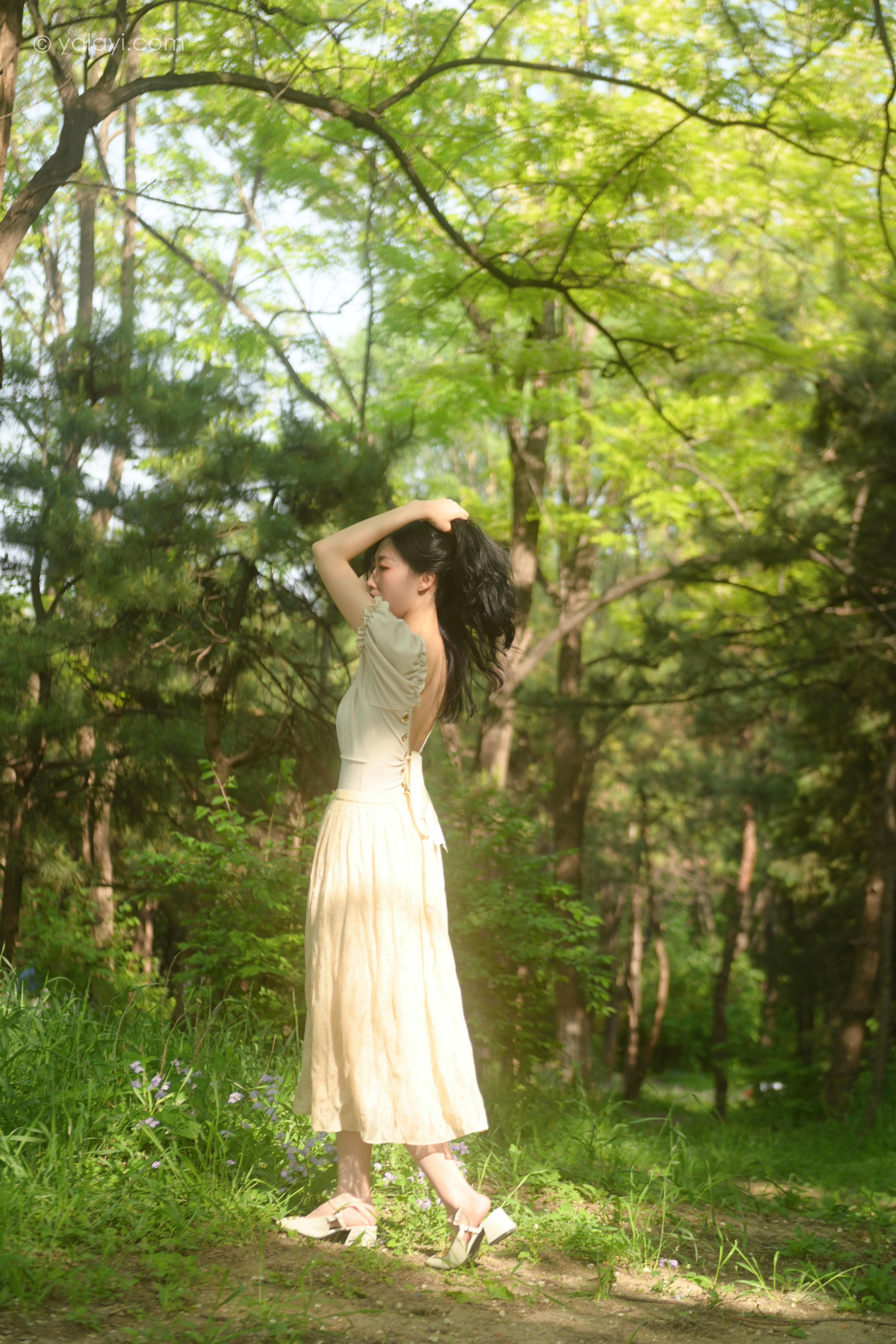 [YALAYI雅拉伊]2022.06.15 气息 佳佳 白色裸背短袖加黄色长裙清纯写真集第4张