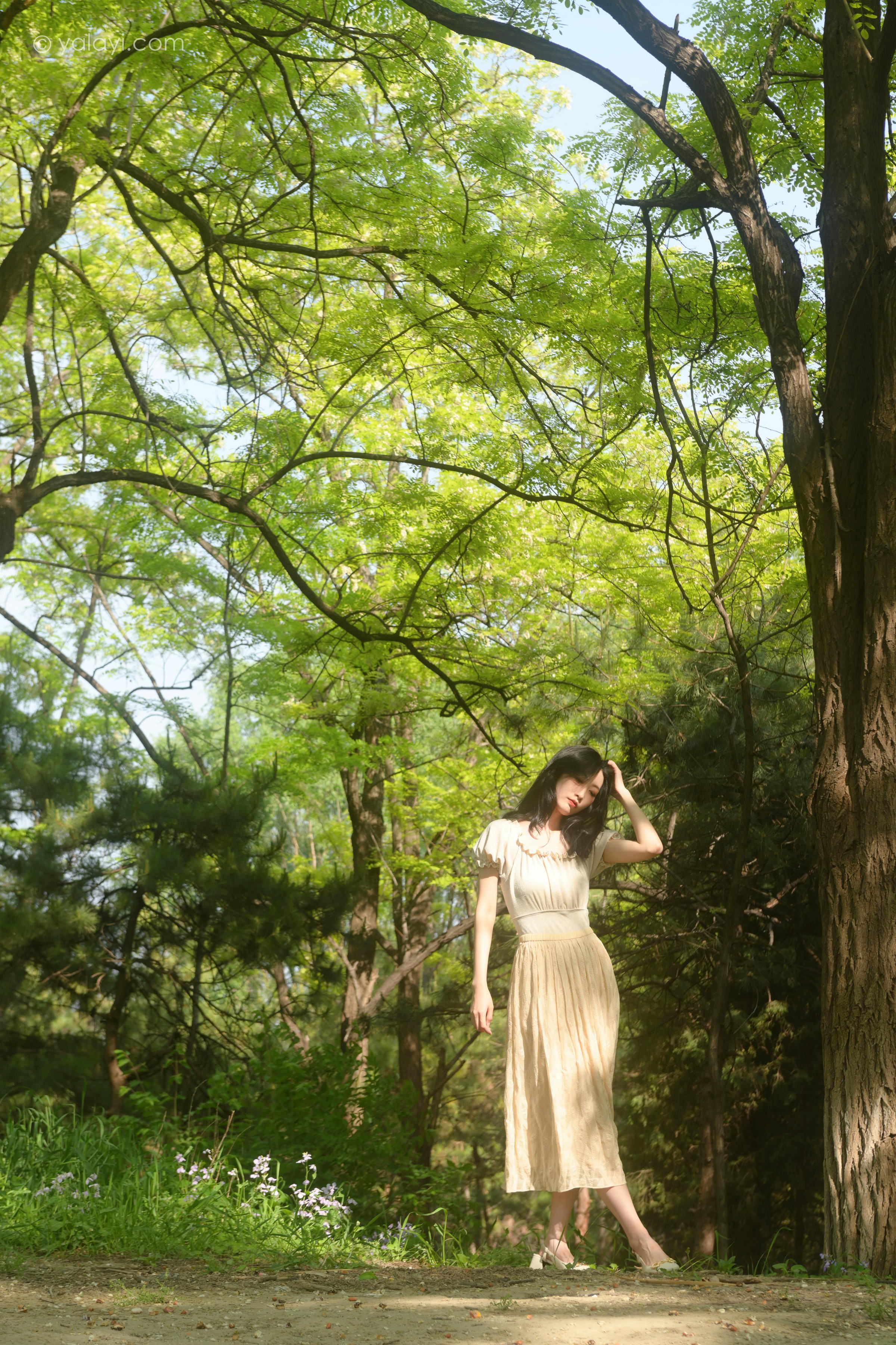 [YALAYI雅拉伊]2022.06.15 气息 佳佳 白色裸背短袖加黄色长裙清纯写真集第3张