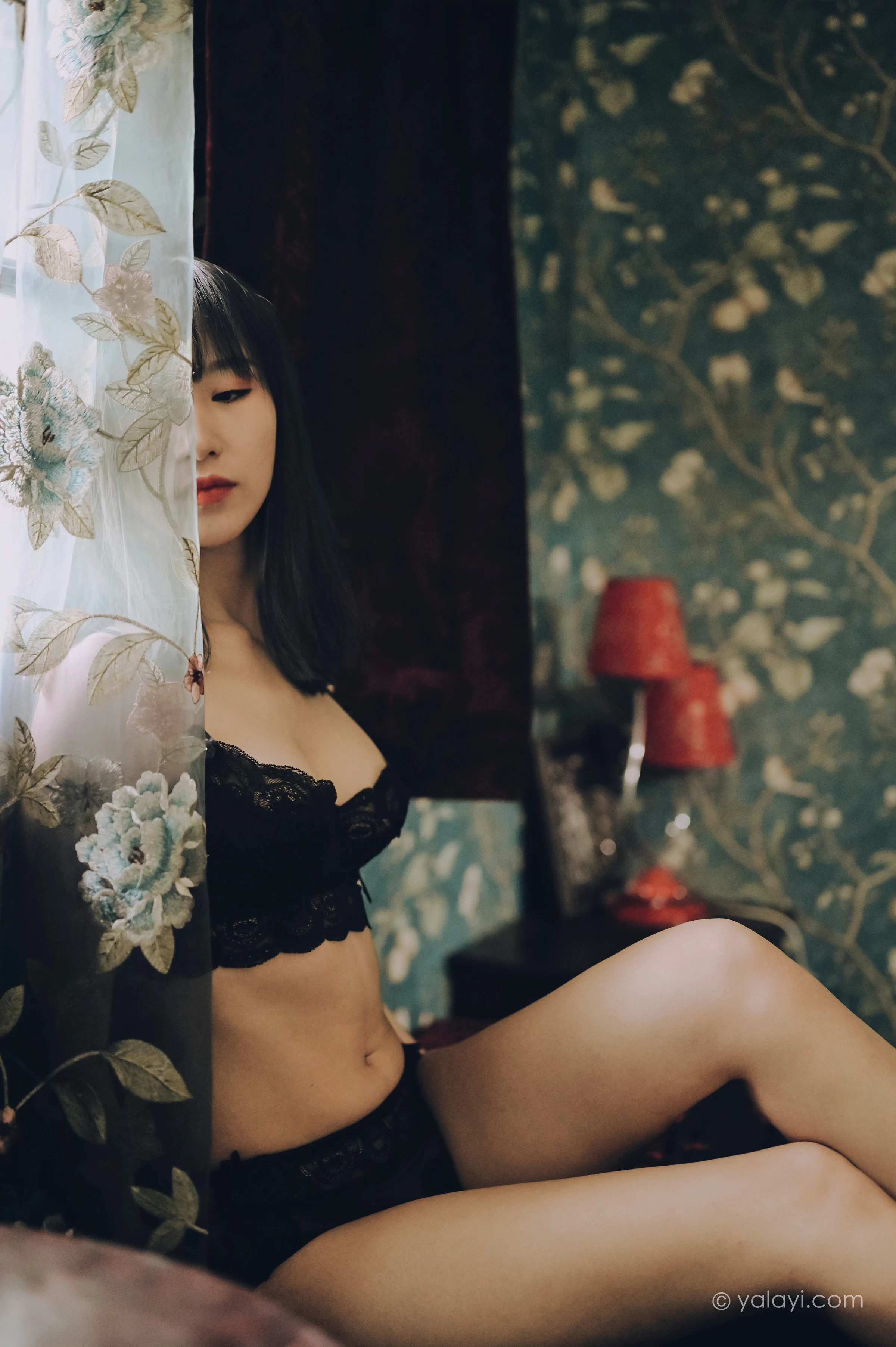 [YALAYI雅拉伊]NO.662 《窗内心语》 田也 黑色蕾丝内衣居家性感私房写真集第13张