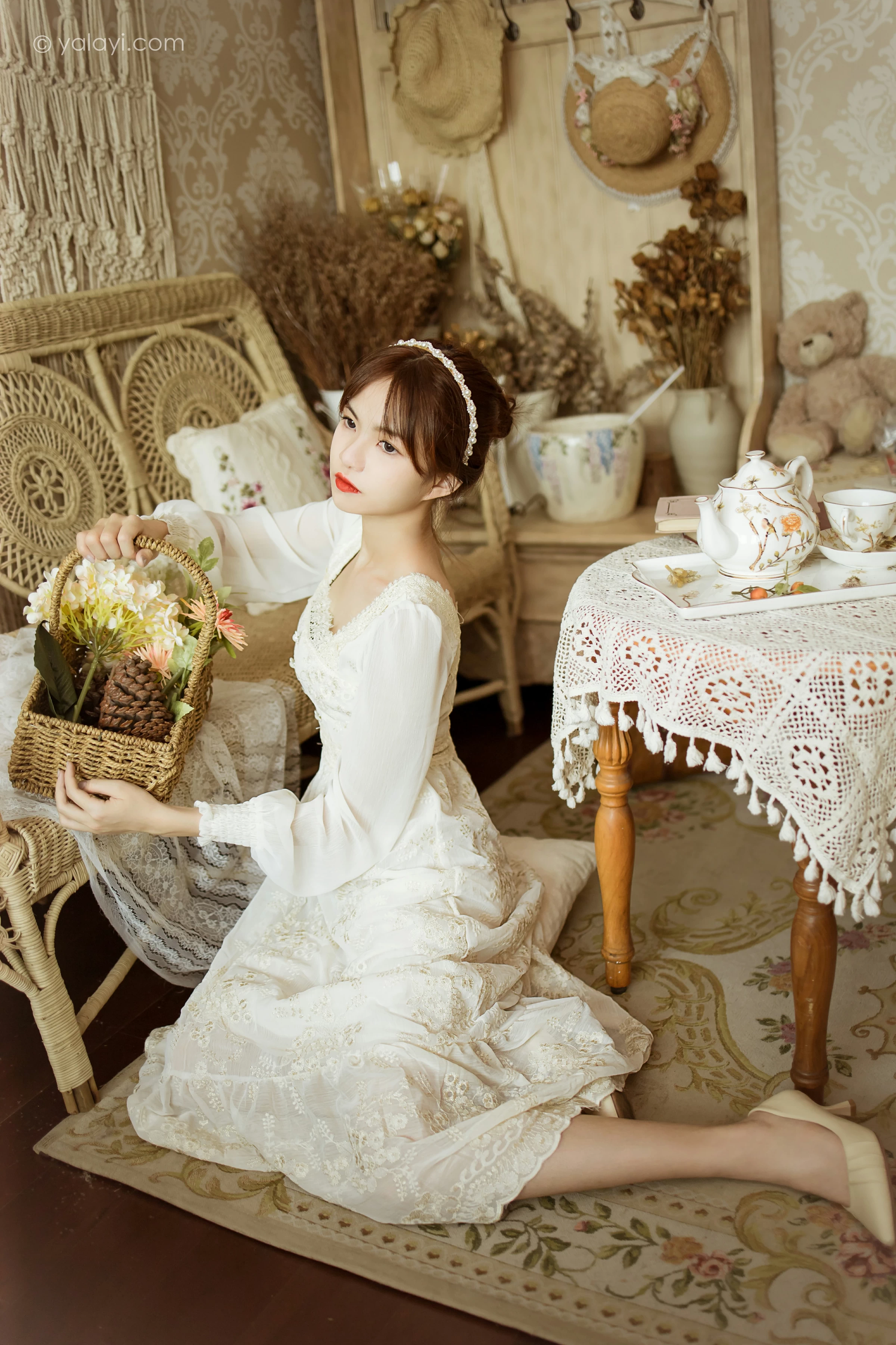 [YALAYI雅拉伊]2021.11.29 花白裙 茹莎 白色休闲蕾丝连衣裙居家性感写真集第8张