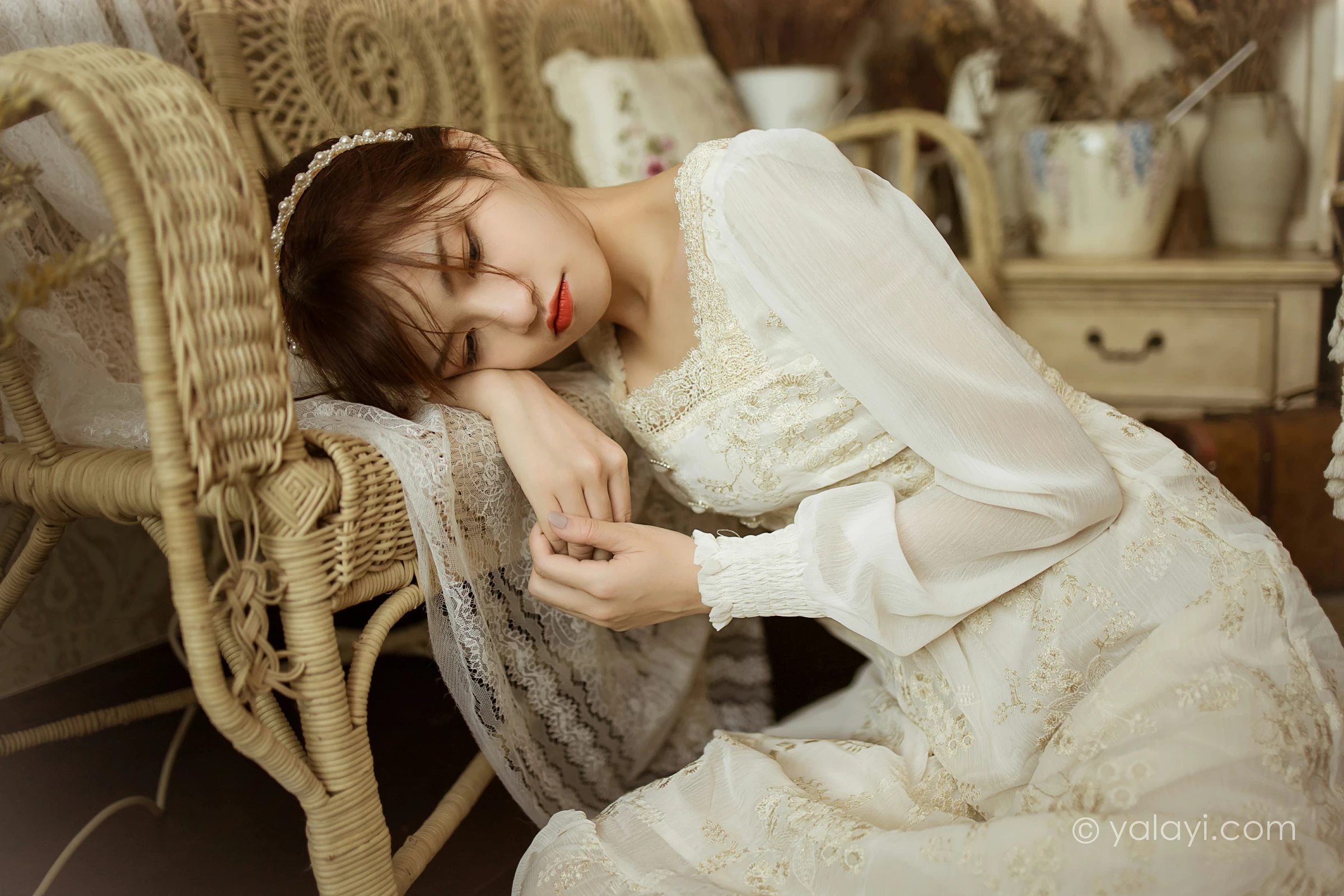 [YALAYI雅拉伊]2021.11.29 花白裙 茹莎 白色休闲蕾丝连衣裙居家性感写真集第7张