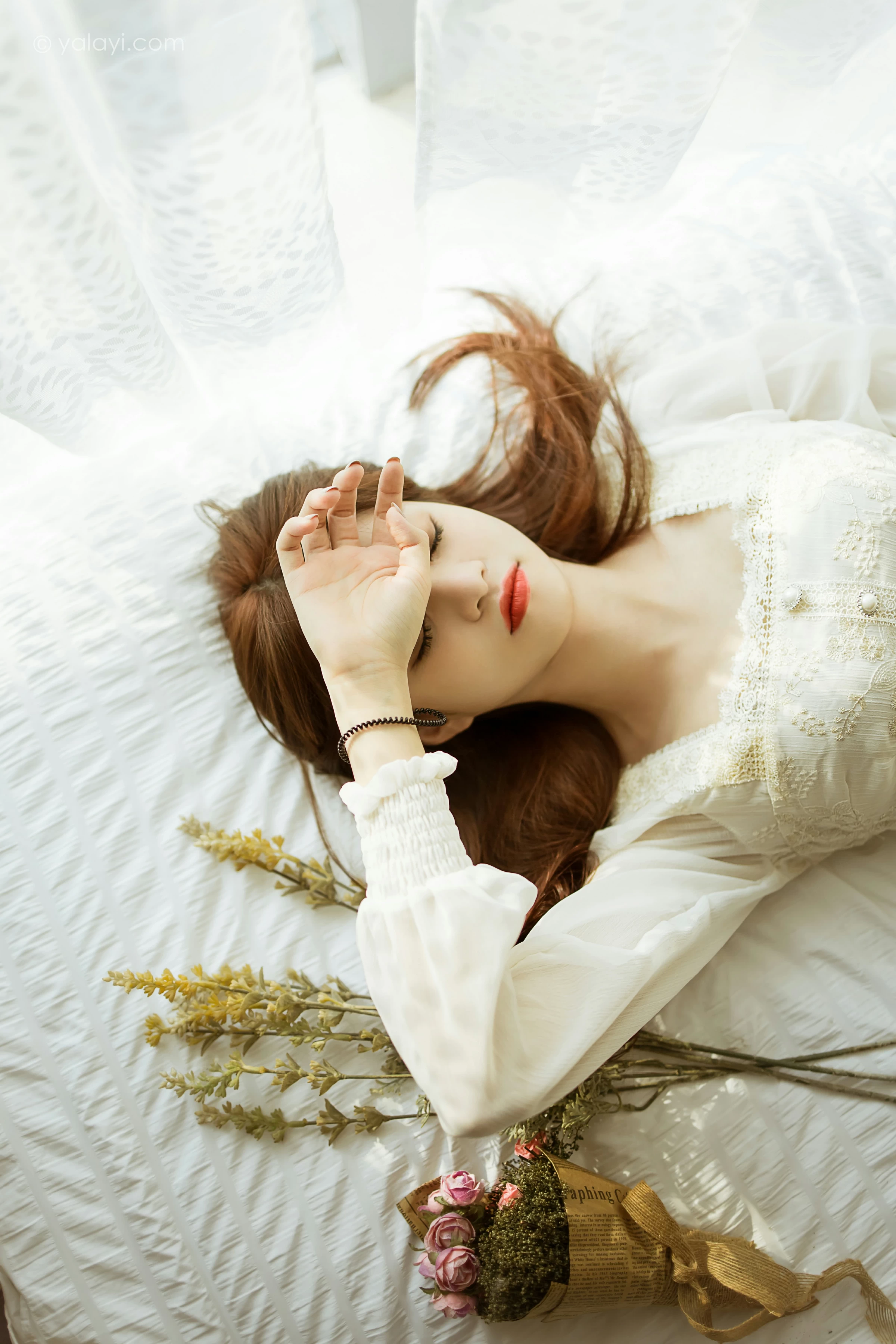 [YALAYI雅拉伊]2021.11.29 花白裙 茹莎 白色休闲蕾丝连衣裙居家性感写真集第12张