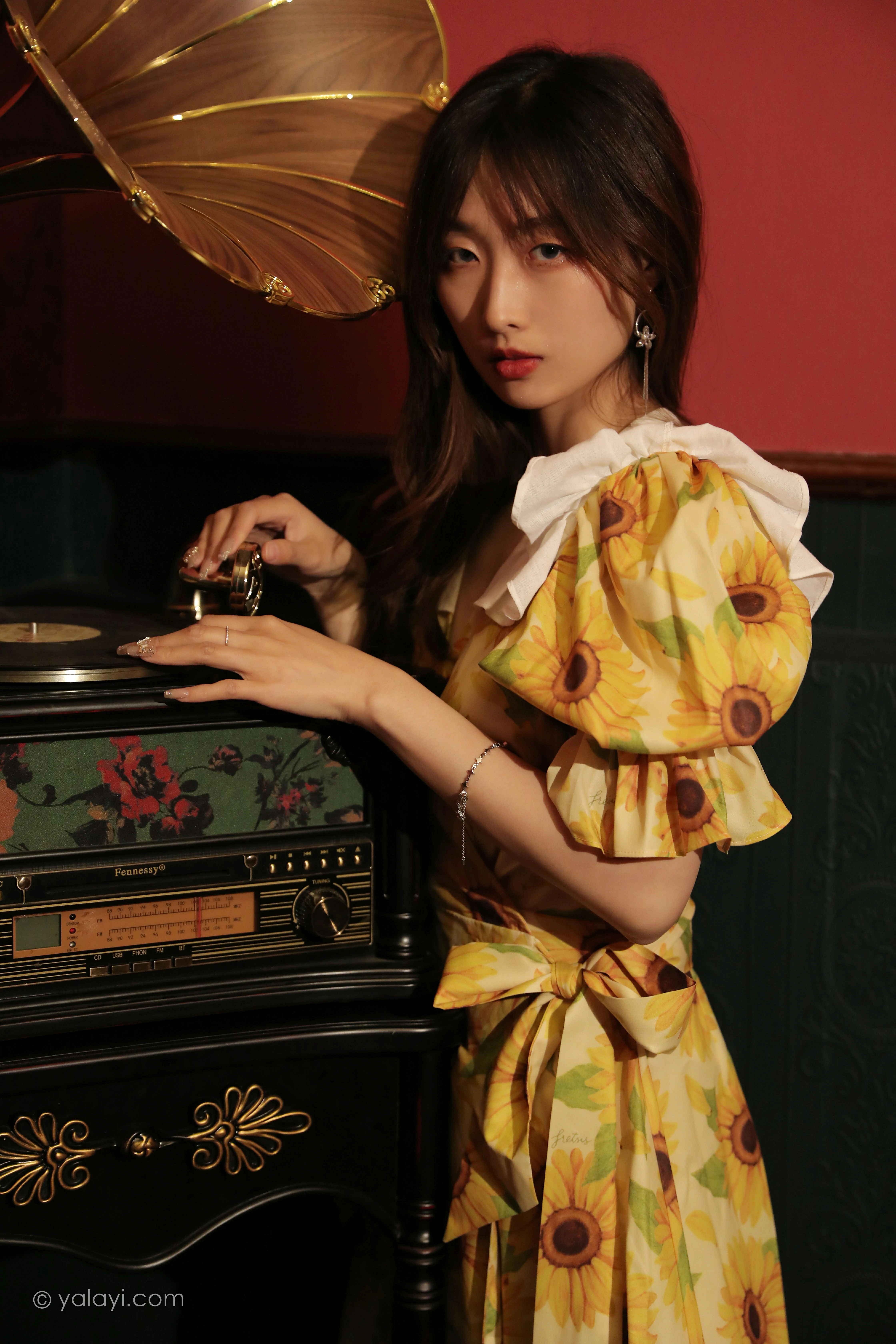 [YALAYI雅拉伊]NO.816 只剩下钢琴 佳佳 黄色连衣裙居家复古写真集第3张