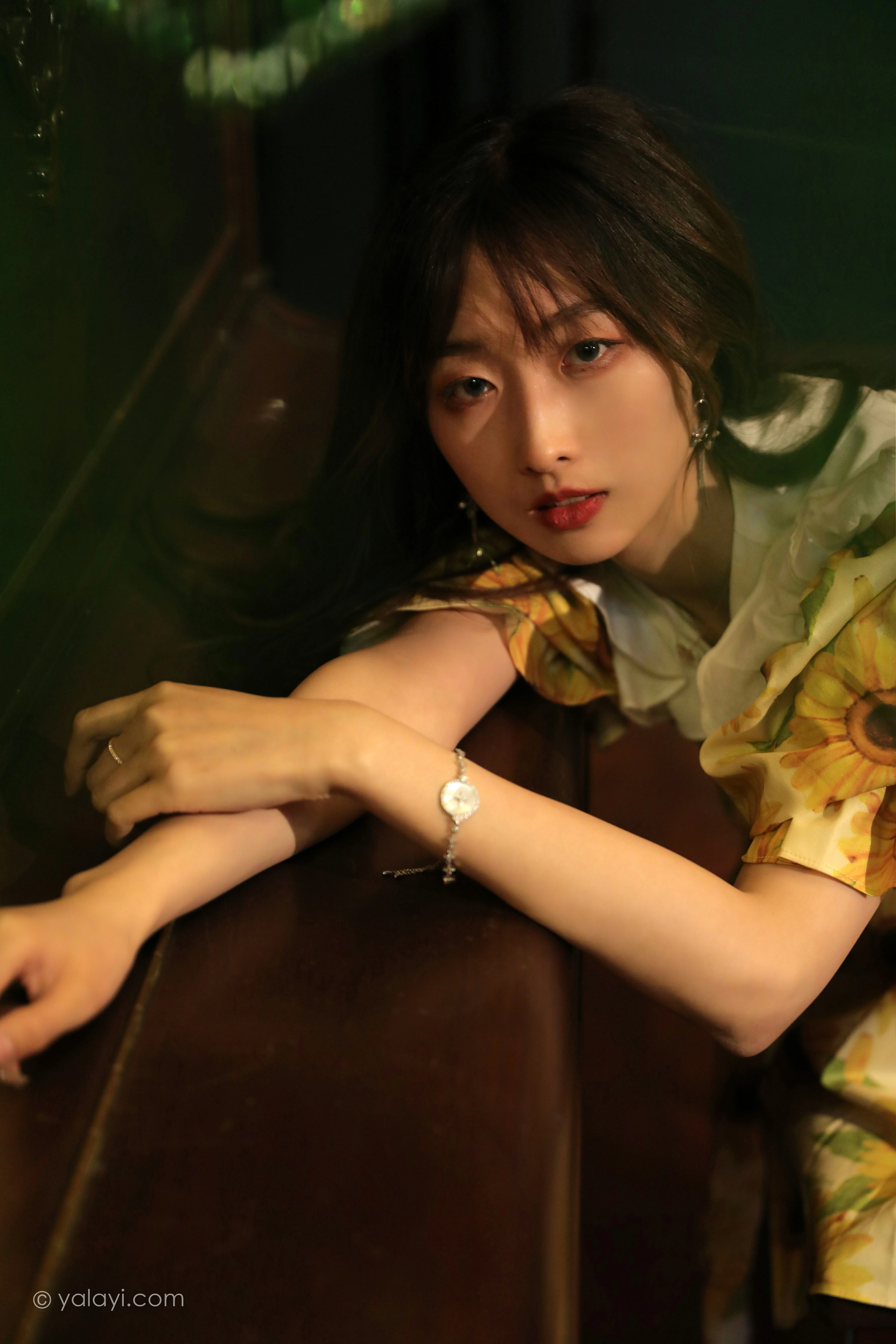 [YALAYI雅拉伊]NO.816 只剩下钢琴 佳佳 黄色连衣裙居家复古写真集第9张