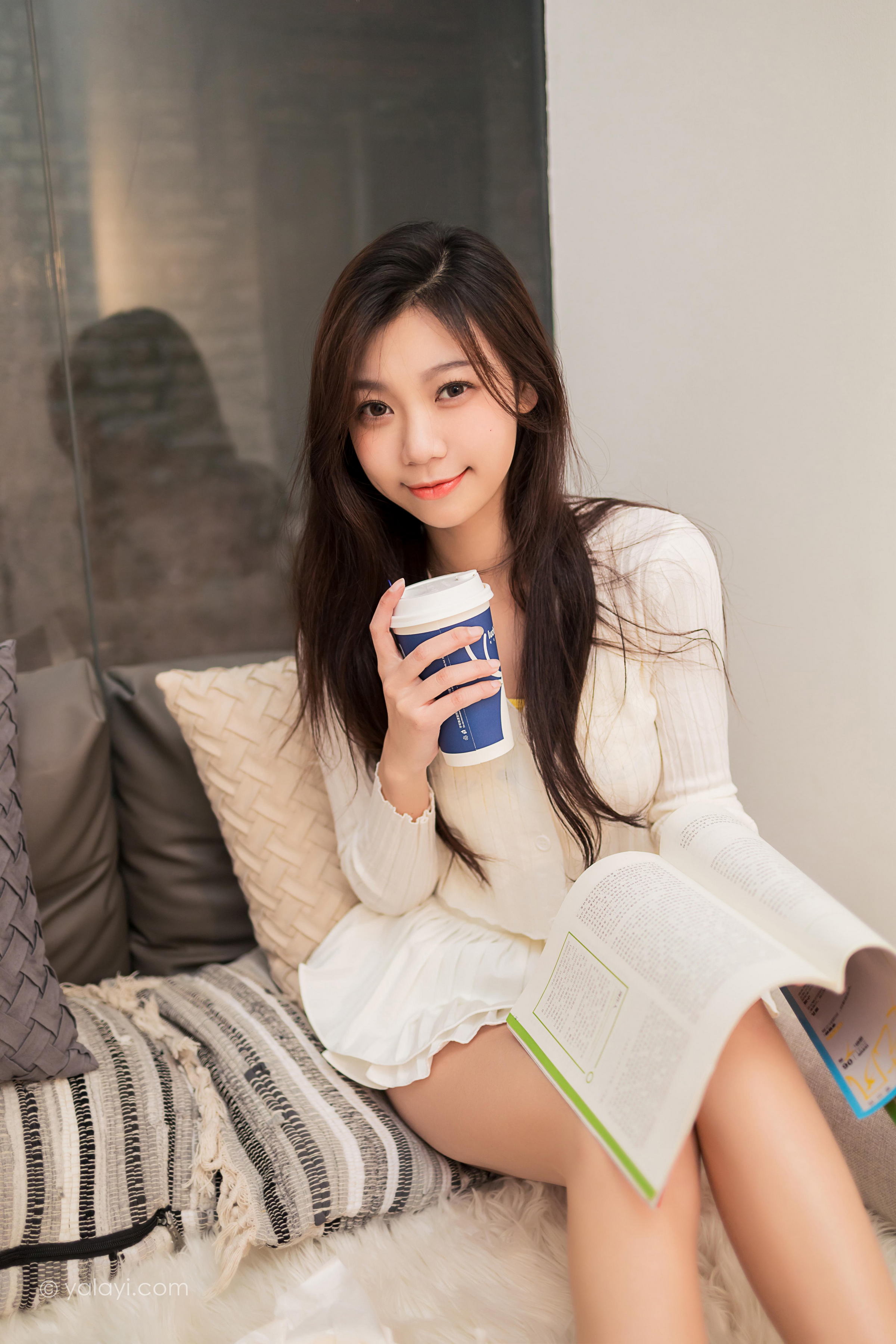 [YALAYI雅拉伊]2022.04.29 太幸运 梓瑶 白色蕾丝衬衫加白色超短裙性感写真集第7张