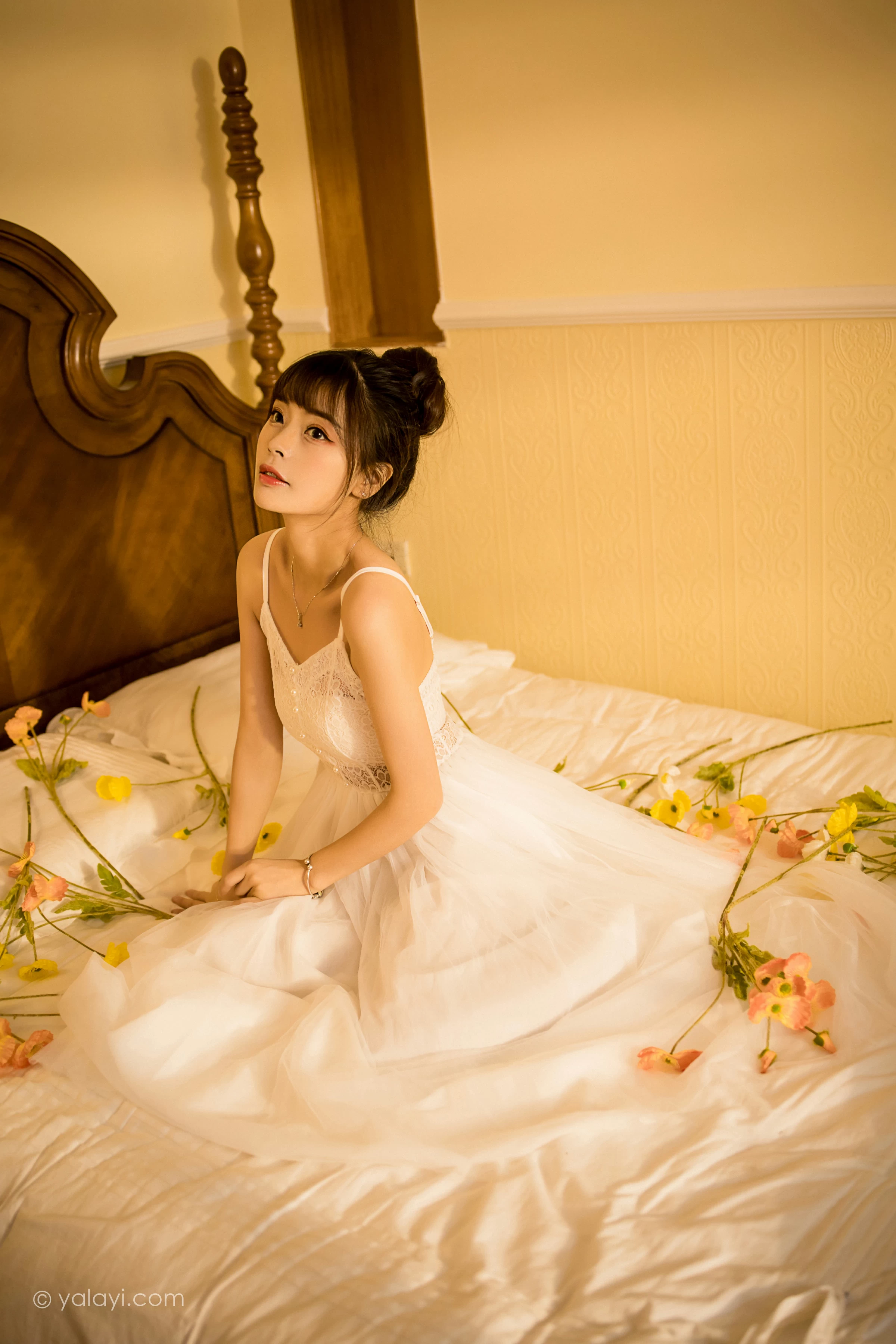 [YALAYI雅拉伊]2021.12.28 芭蕾公主 程小蝶 白色吊带镂空连衣裙与蕾丝丝袜性感写真集第2张