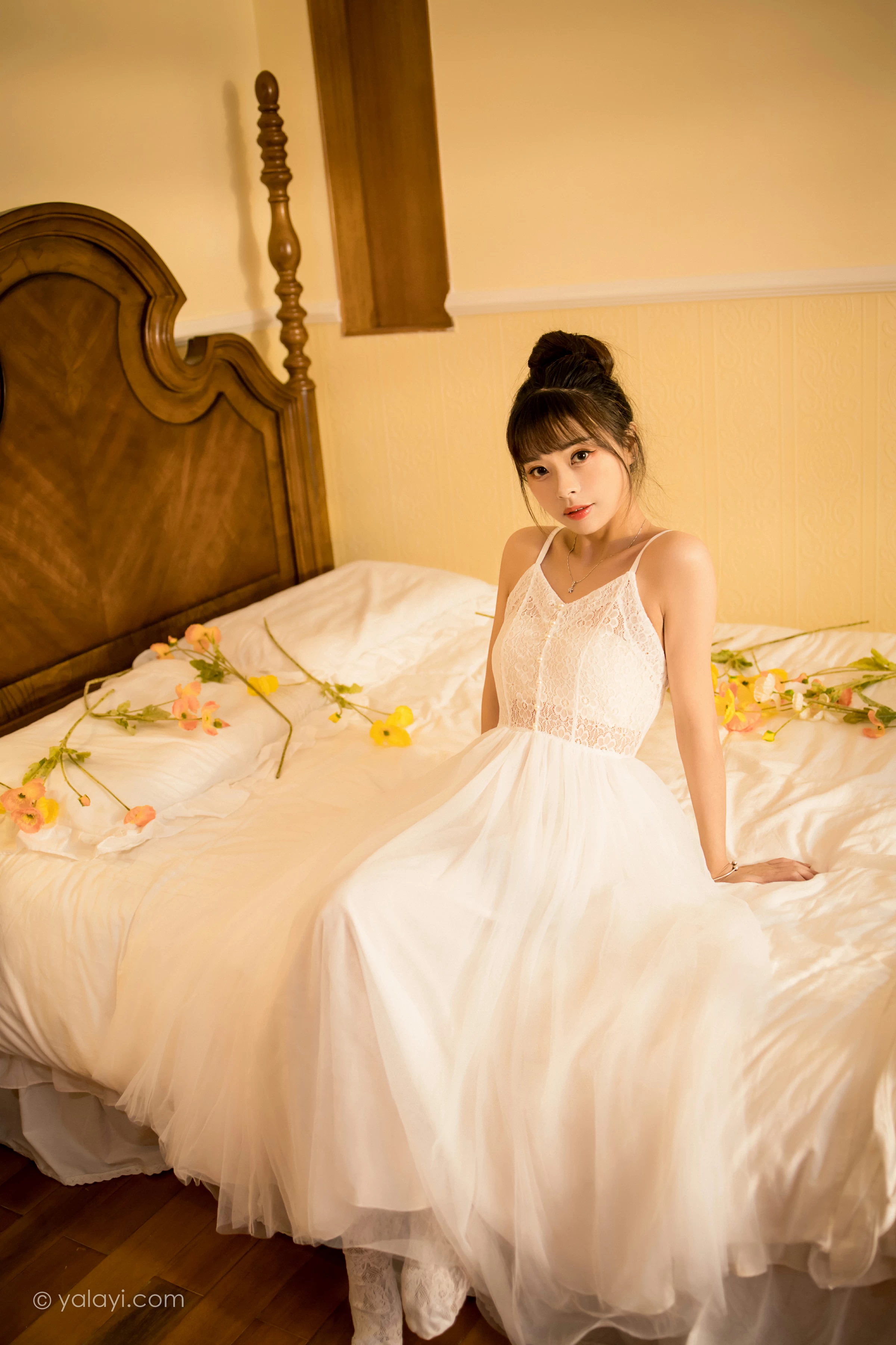 [YALAYI雅拉伊]2021.12.28 芭蕾公主 程小蝶 白色吊带镂空连衣裙与蕾丝丝袜性感写真集第7张