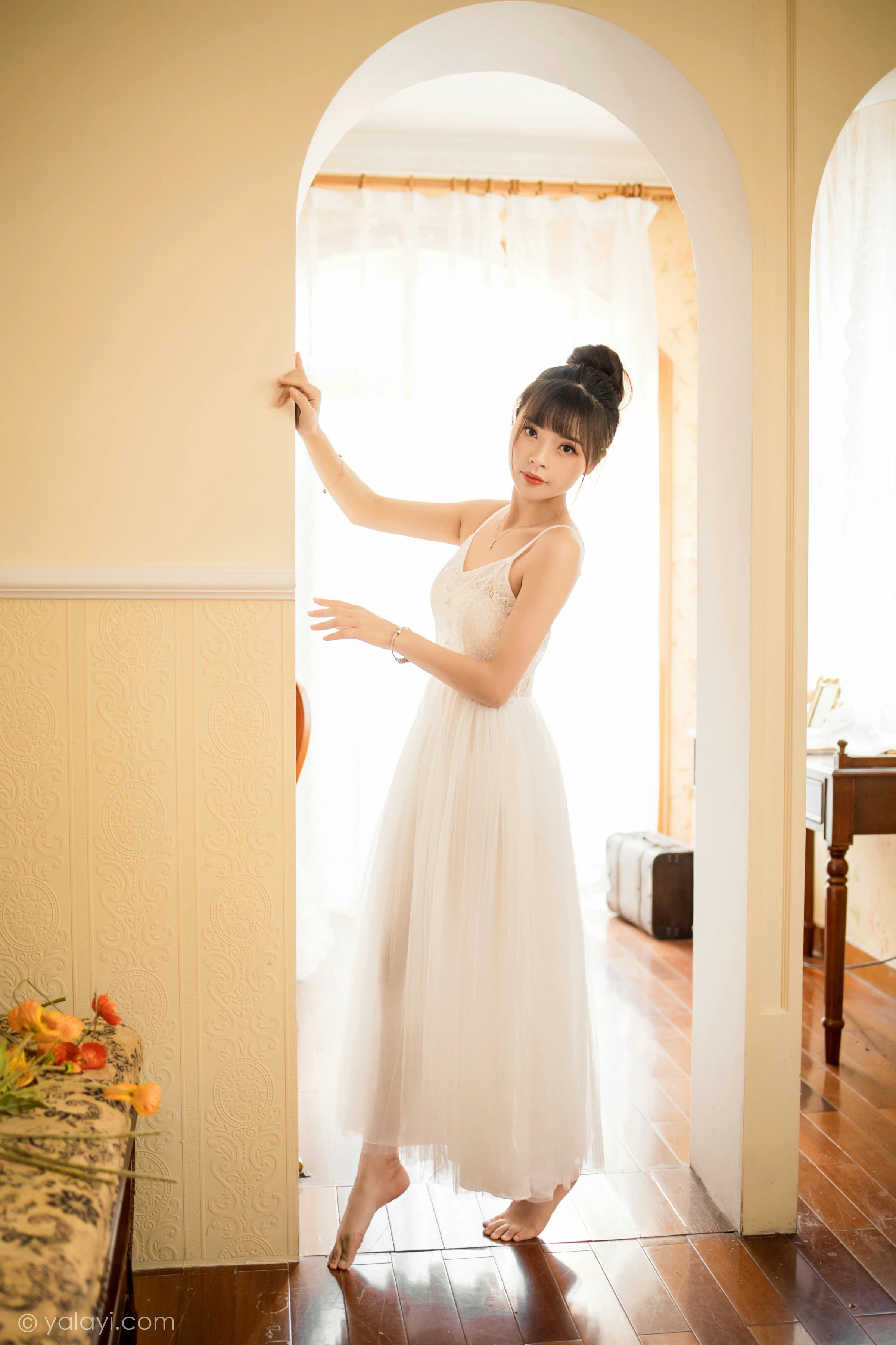 [YALAYI雅拉伊]2021.12.28 芭蕾公主 程小蝶 白色吊带镂空连衣裙与蕾丝丝袜性感写真集第13张