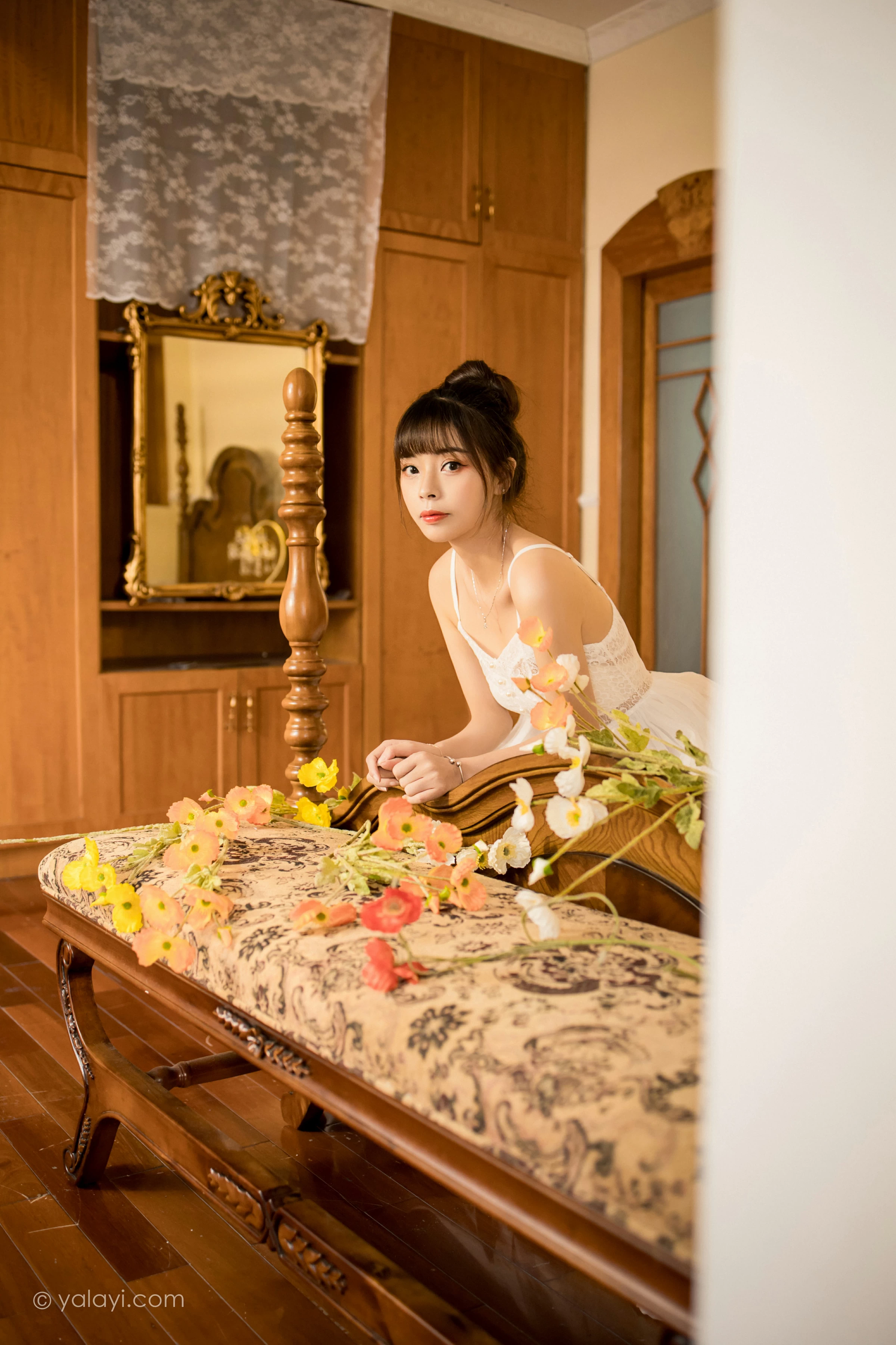 [YALAYI雅拉伊]2021.12.28 芭蕾公主 程小蝶 白色吊带镂空连衣裙与蕾丝丝袜性感写真集第9张
