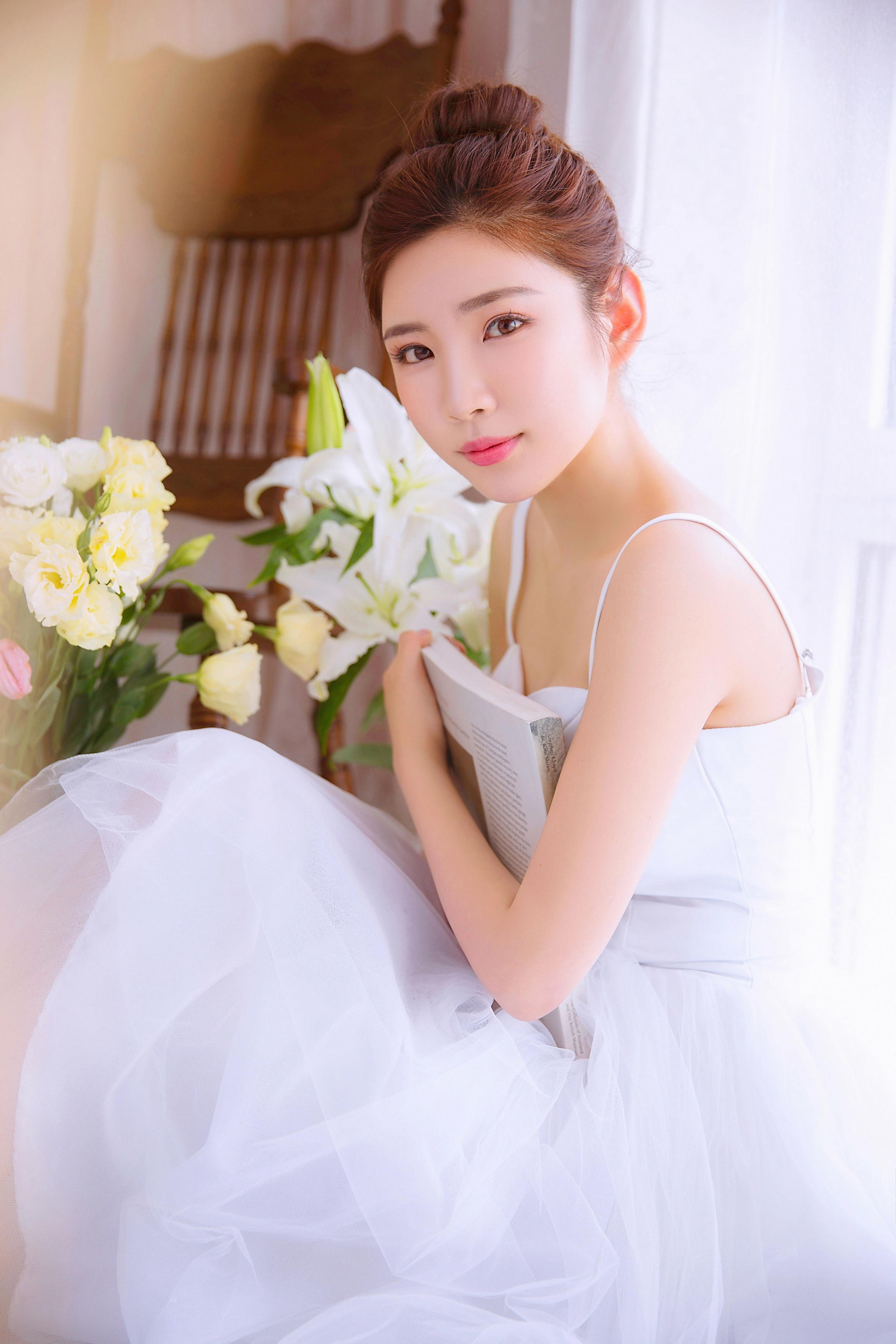 [YALAYI雅拉伊]2022.06.18 风仪玉立 丰满少妇 粉色透视睡衣与白色吊带连衣裙性感写真集第10张