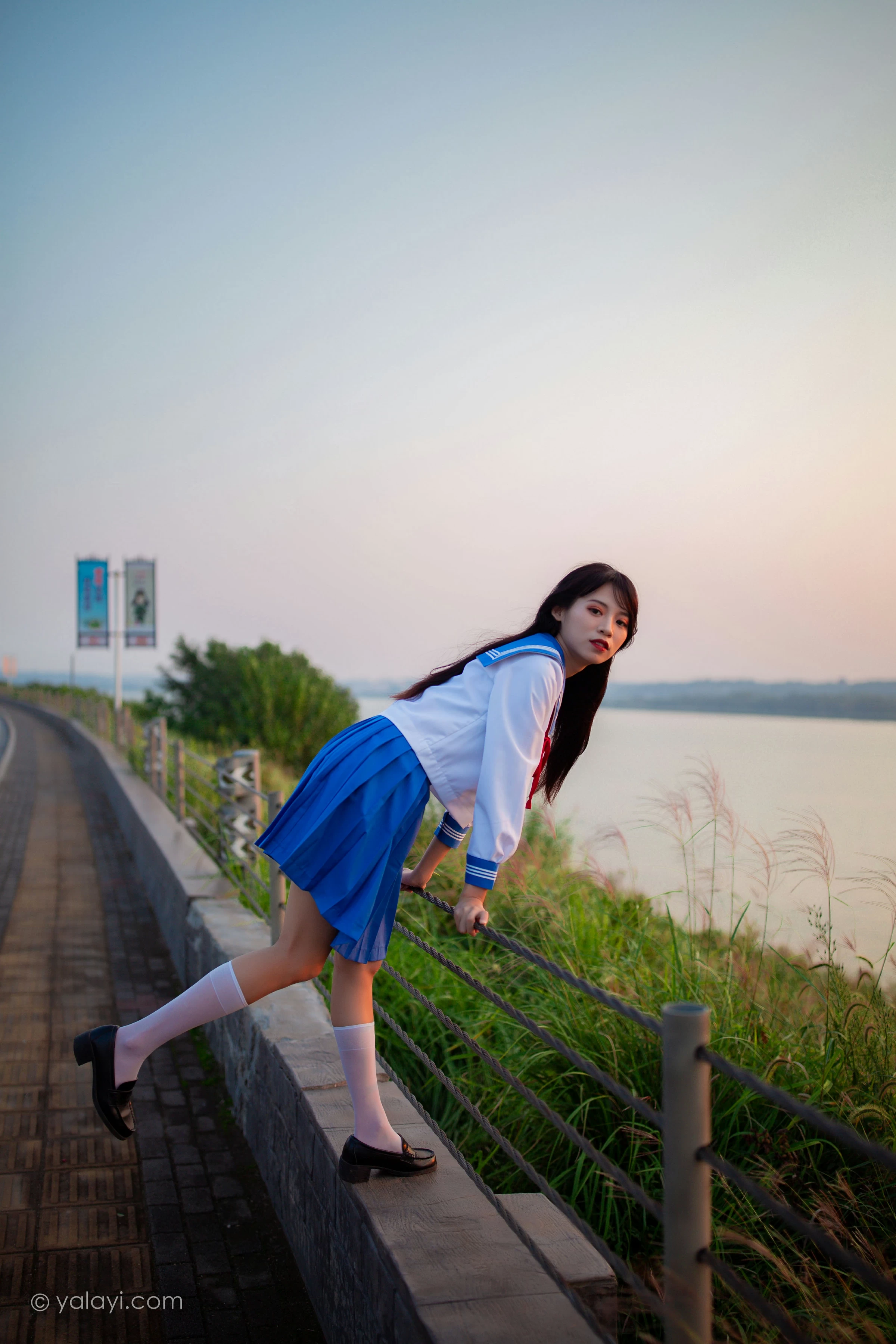 [YALAYI雅拉伊]NO.724 《秋意浓》 丽雅 JK水手制服与短裙加白色丝袜美腿私房写真集第12张