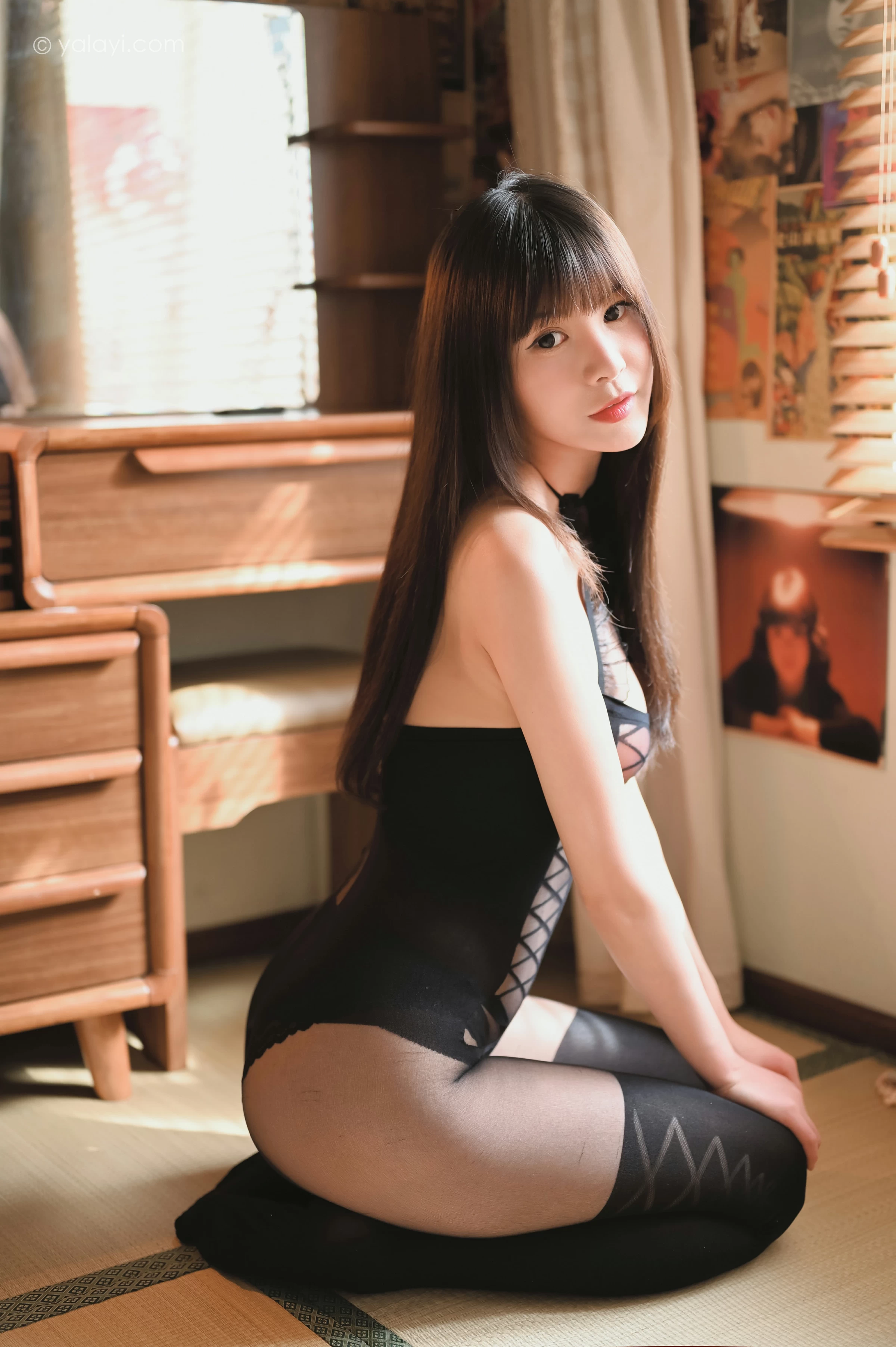 [YALAYI雅拉伊]2021.12.02 回眸一笑 斯雯 黑色紧身透视连体内衣加黑丝美腿性感私房写真集第10张