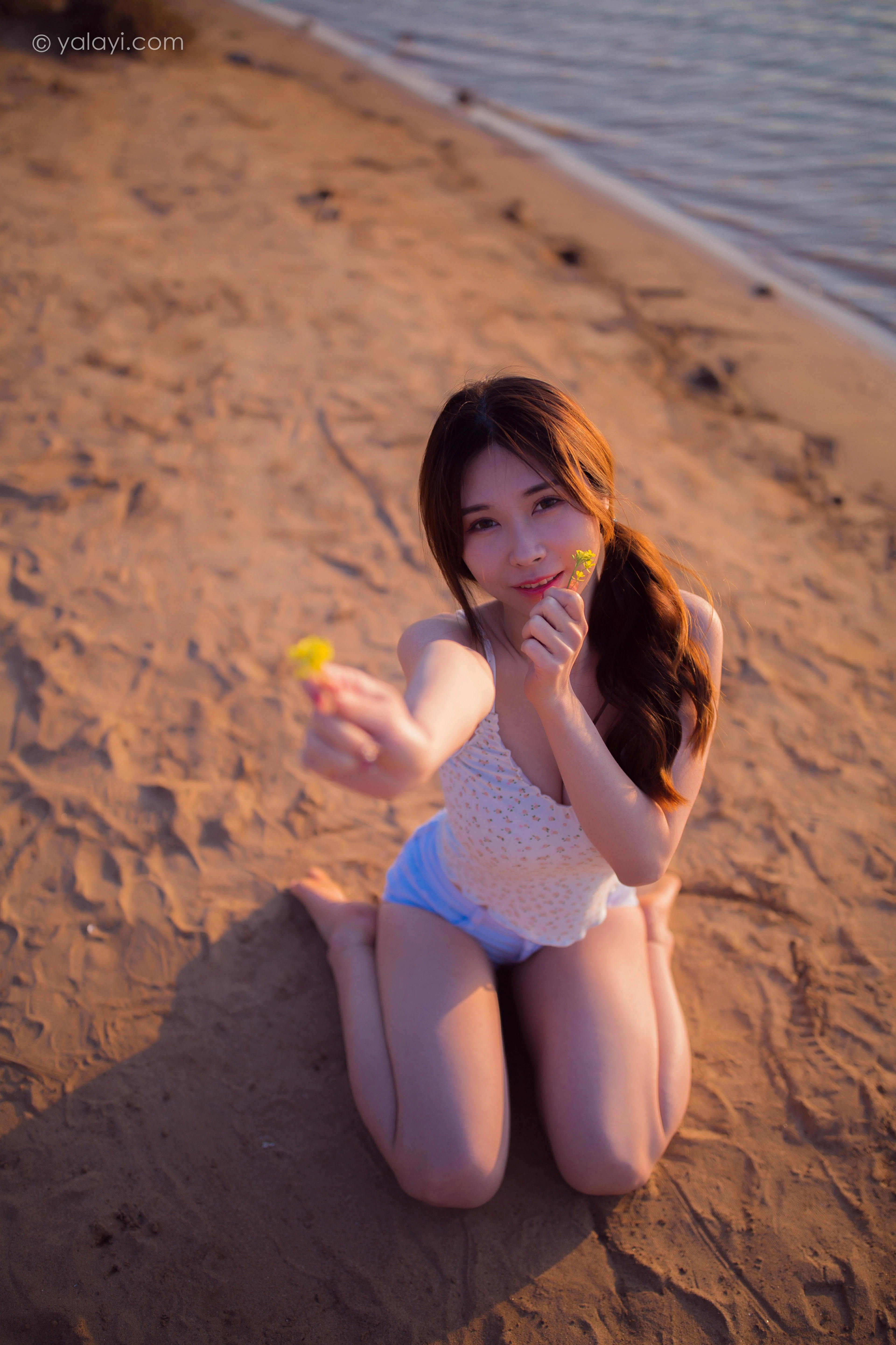 [YALAYI雅拉伊]NO.845 跋山涉水 香草 白色小背心加牛仔热裤性感写真集第8张