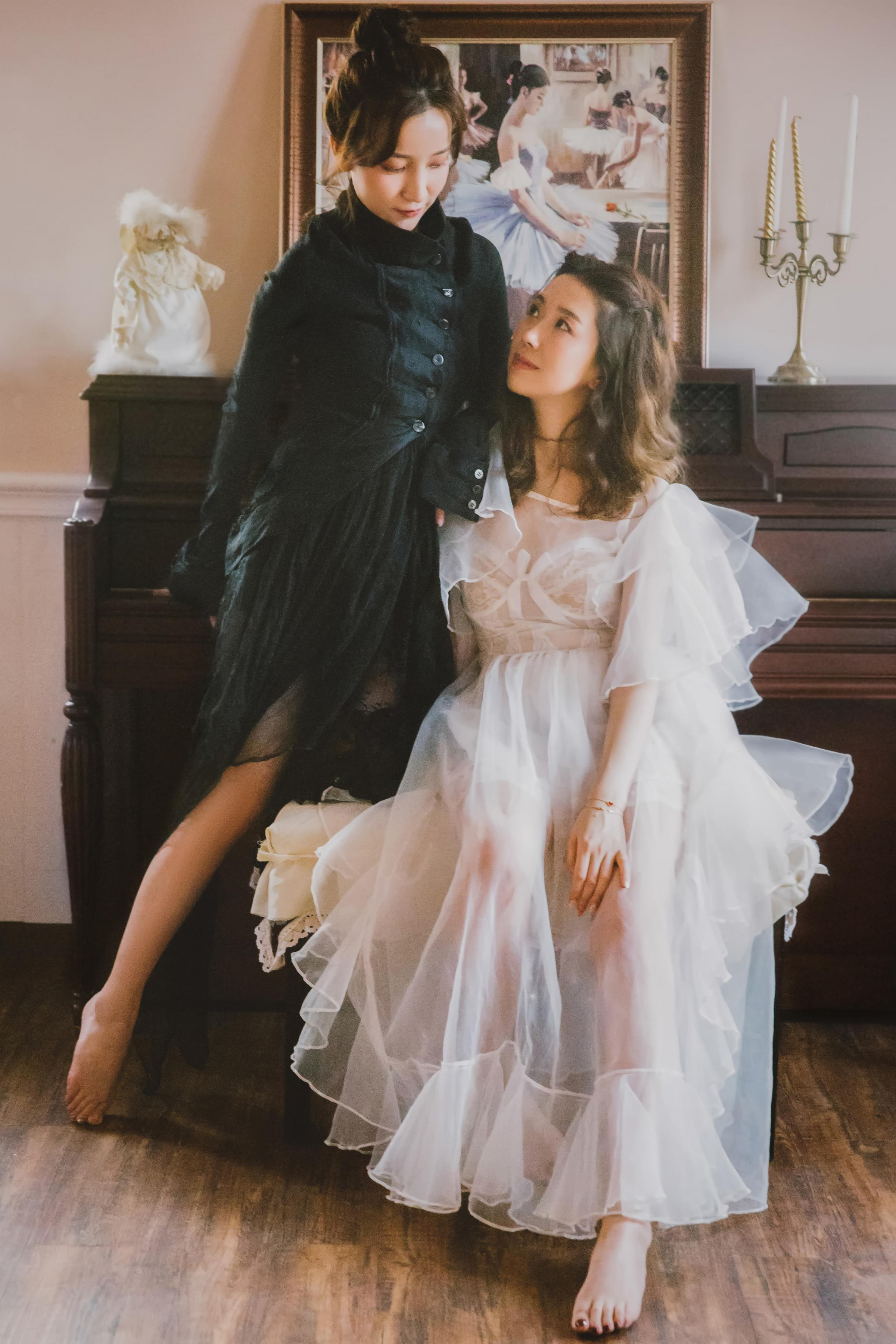 [YALAYI雅拉伊]2022.09.02 喜欢 清纯姐妹花 白色宽松衬衫与透视睡衣居家性感私房写真集第7张