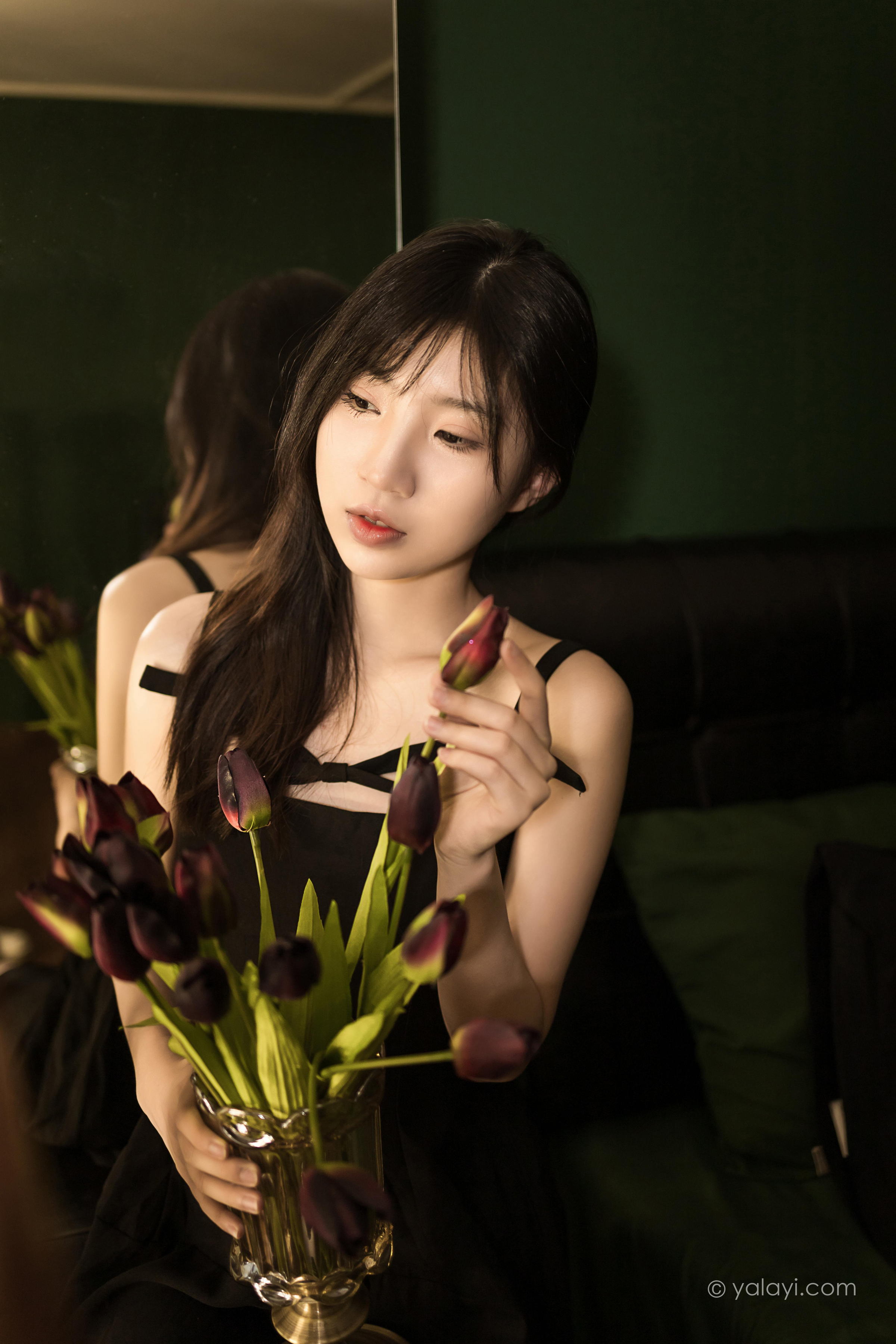 [YALAYI雅拉伊]2022.08.08 看着我的眼睛 小乔 黑色吊带祼背连衣裙性感写真集第2张