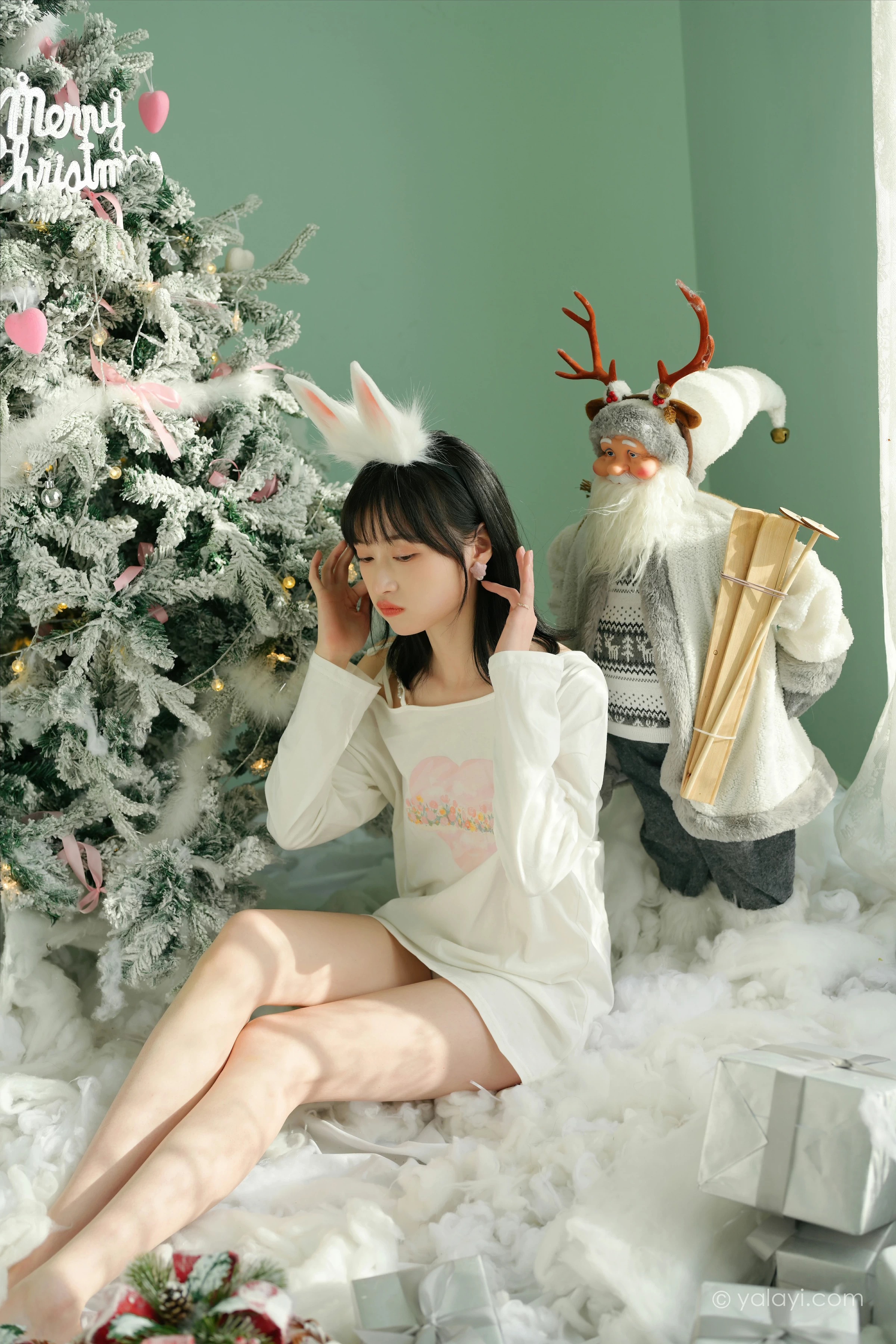 [YALAYI雅拉伊]2021.12.31 迎新 京京 白色透视宽松卫衣居家性感写真集第4张