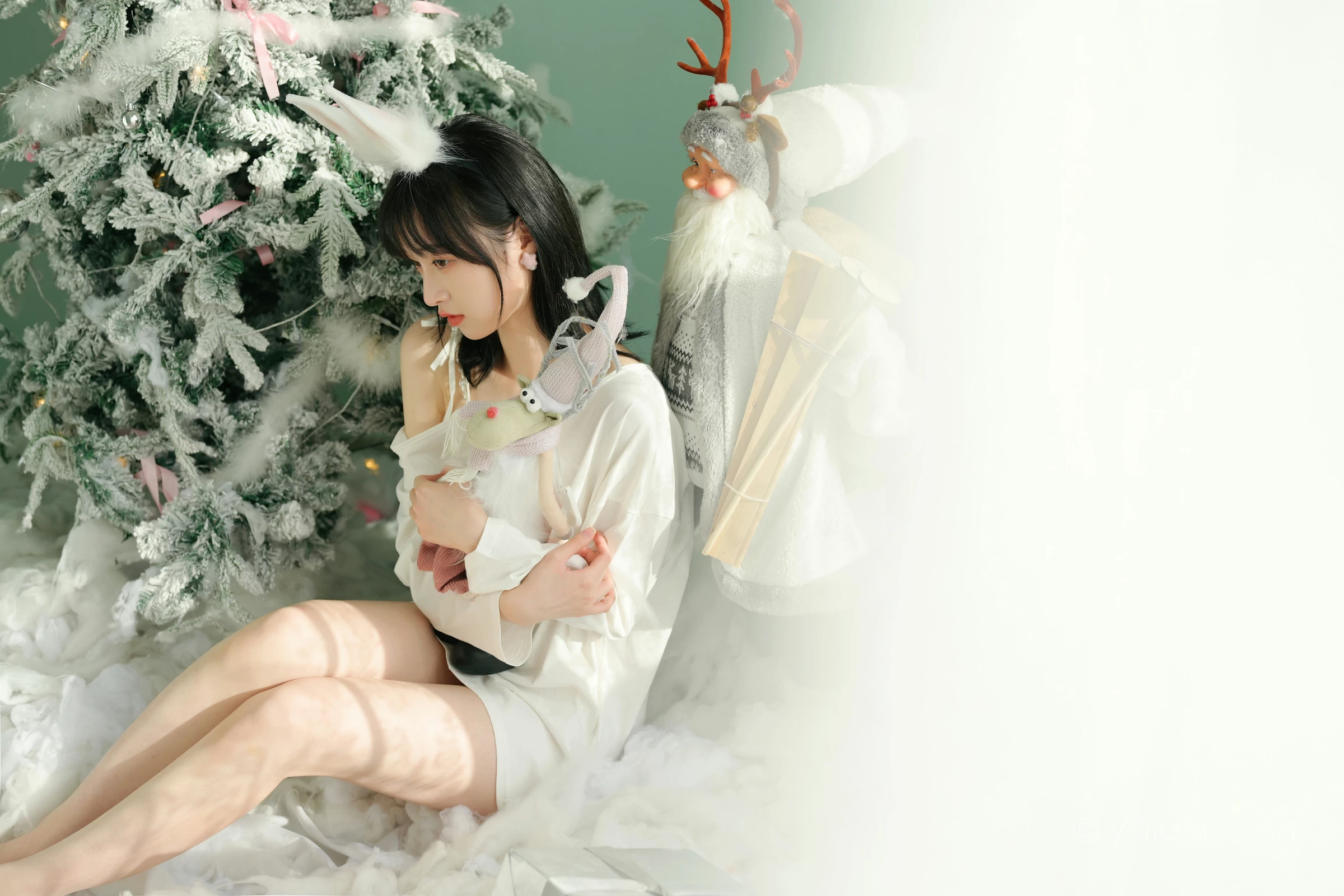 [YALAYI雅拉伊]2021.12.31 迎新 京京 白色透视宽松卫衣居家性感写真集第6张