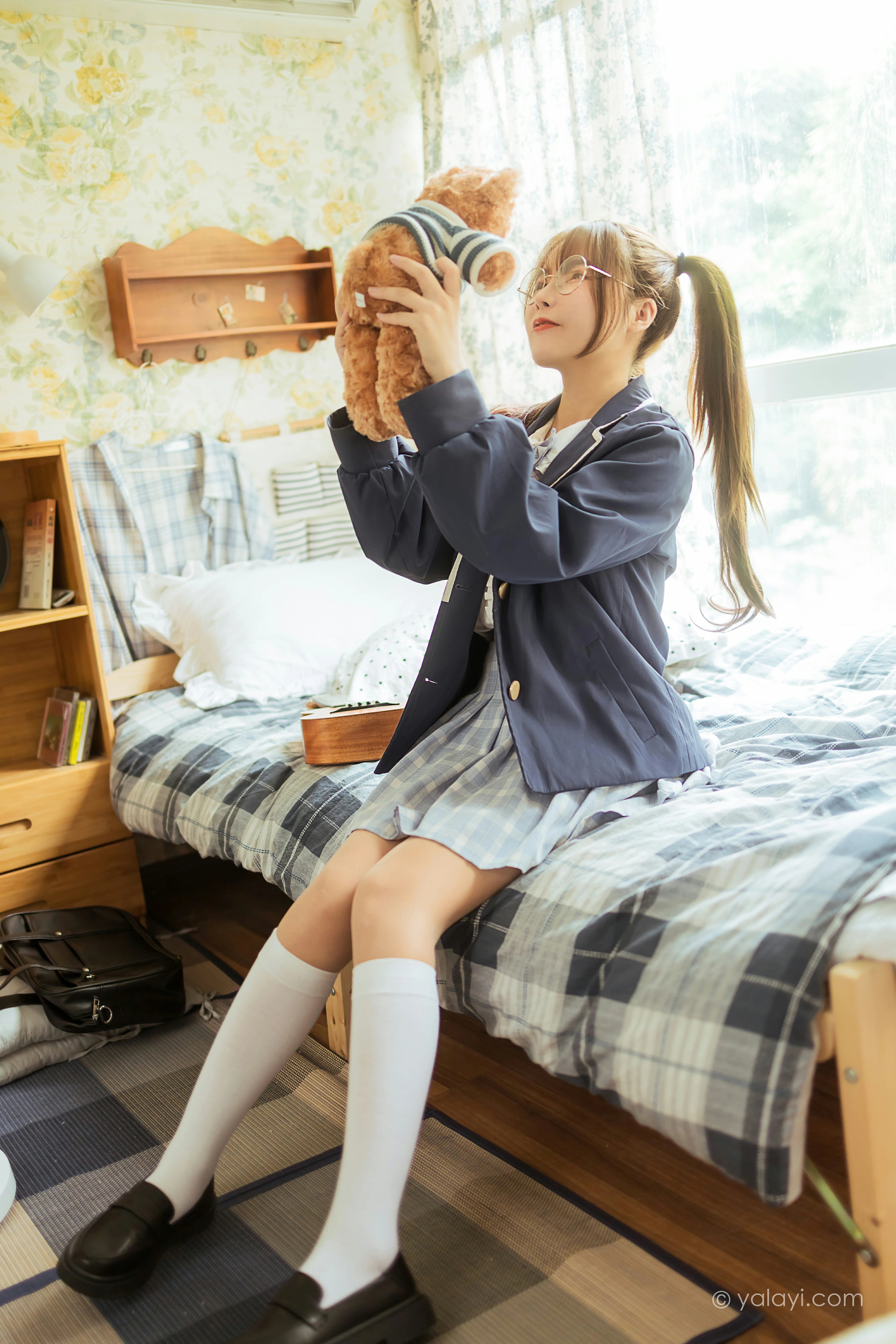 [YALAYI雅拉伊]NO.817 最爱的JK制服 钰慧 灰色外套与格子短裙加丝袜美腿私房写真集第2张