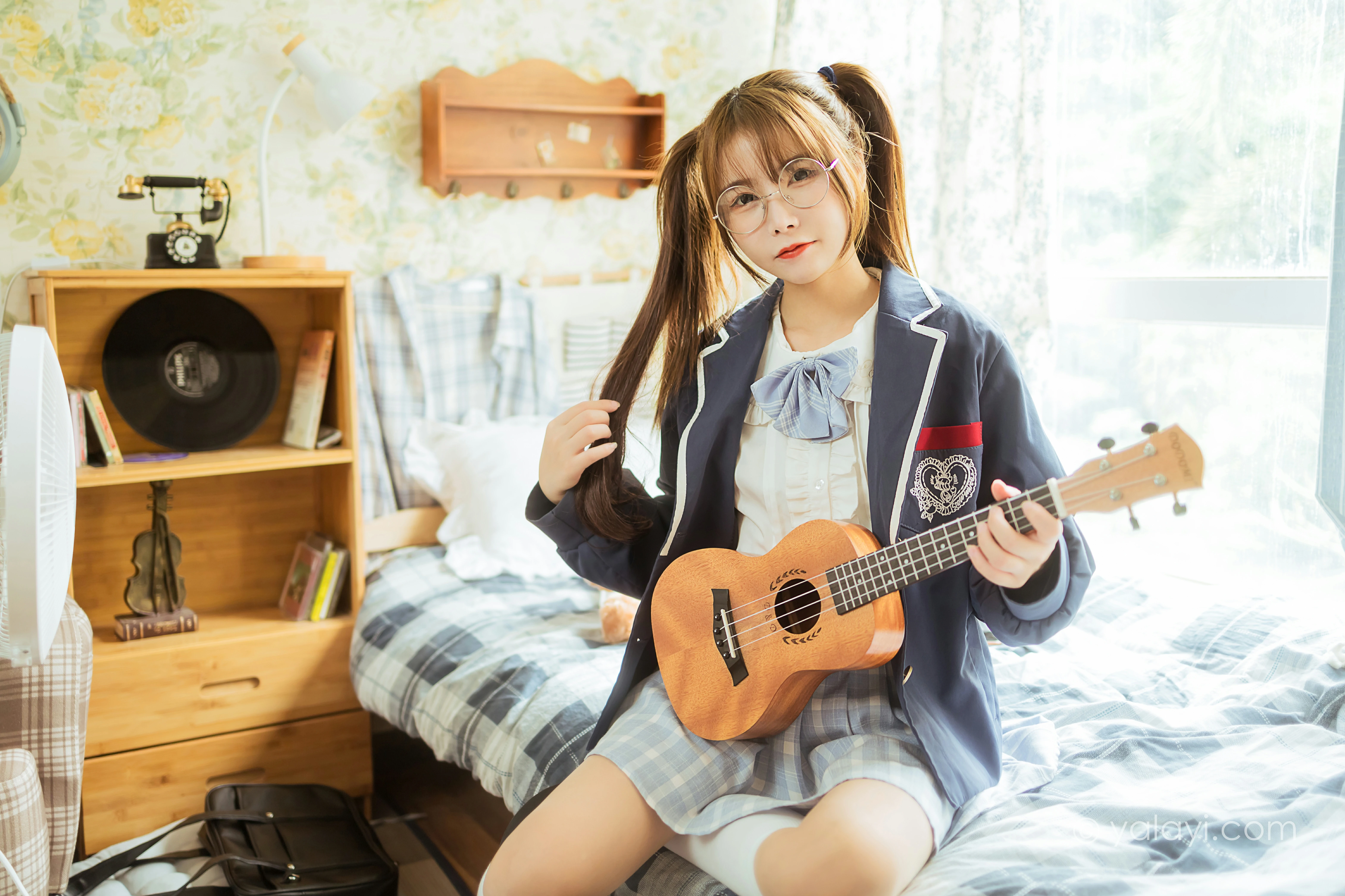 [YALAYI雅拉伊]NO.817 最爱的JK制服 钰慧 灰色外套与格子短裙加丝袜美腿私房写真集第1张