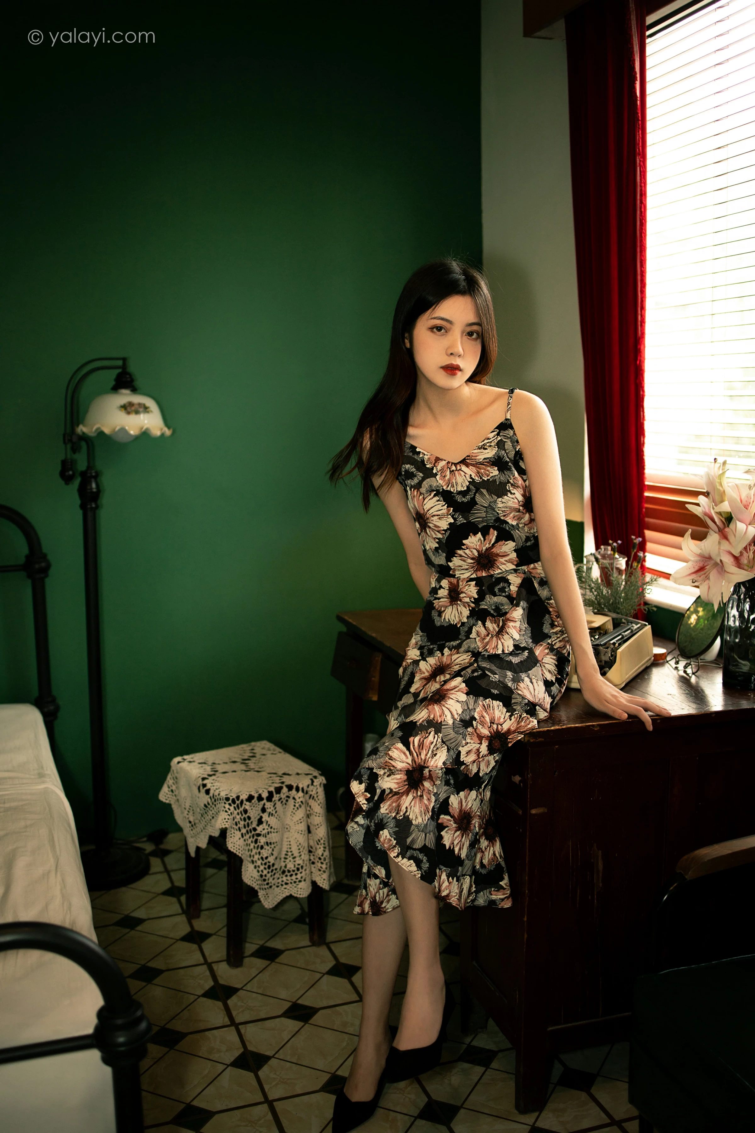 [YALAYI雅拉伊]2021.12.03 老房子 梓文 黑色碎花吊带连衣裙居家私房写真集第3张