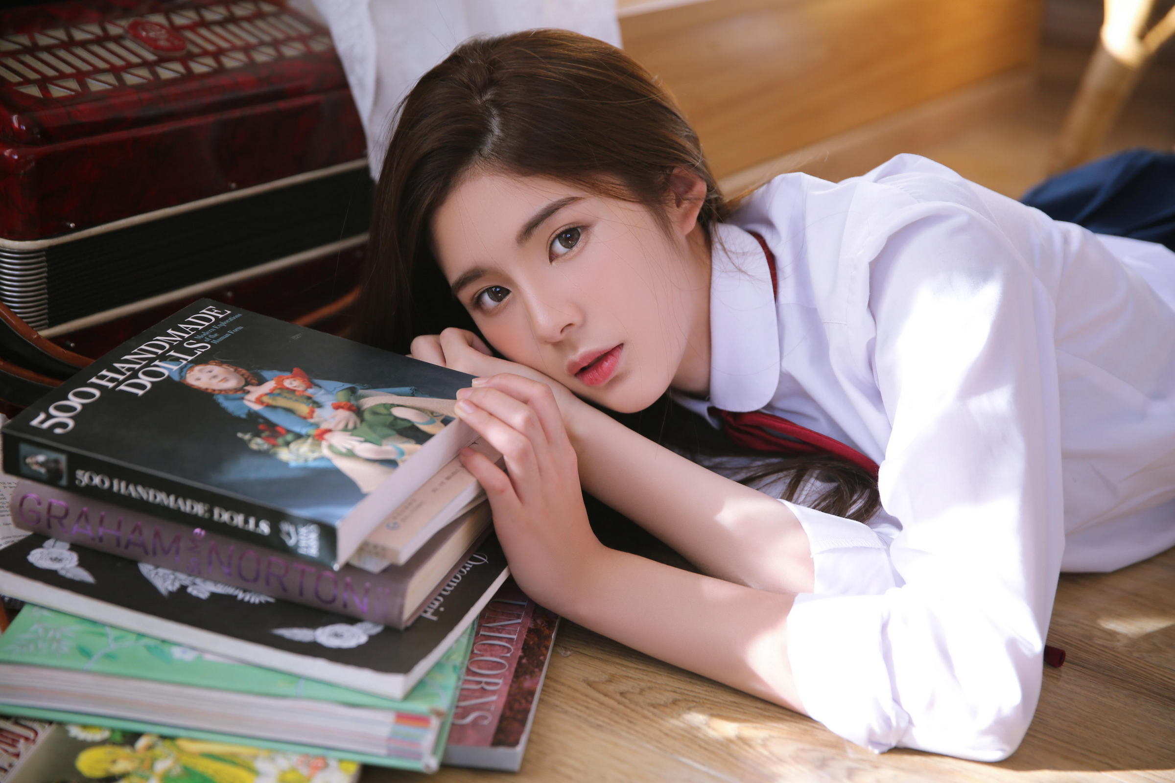 [YALAYI雅拉伊]2022.05.09 小饼干 白嫩少女 蓝色JK制服与橙色吊带连衣裙性感写真集第4张