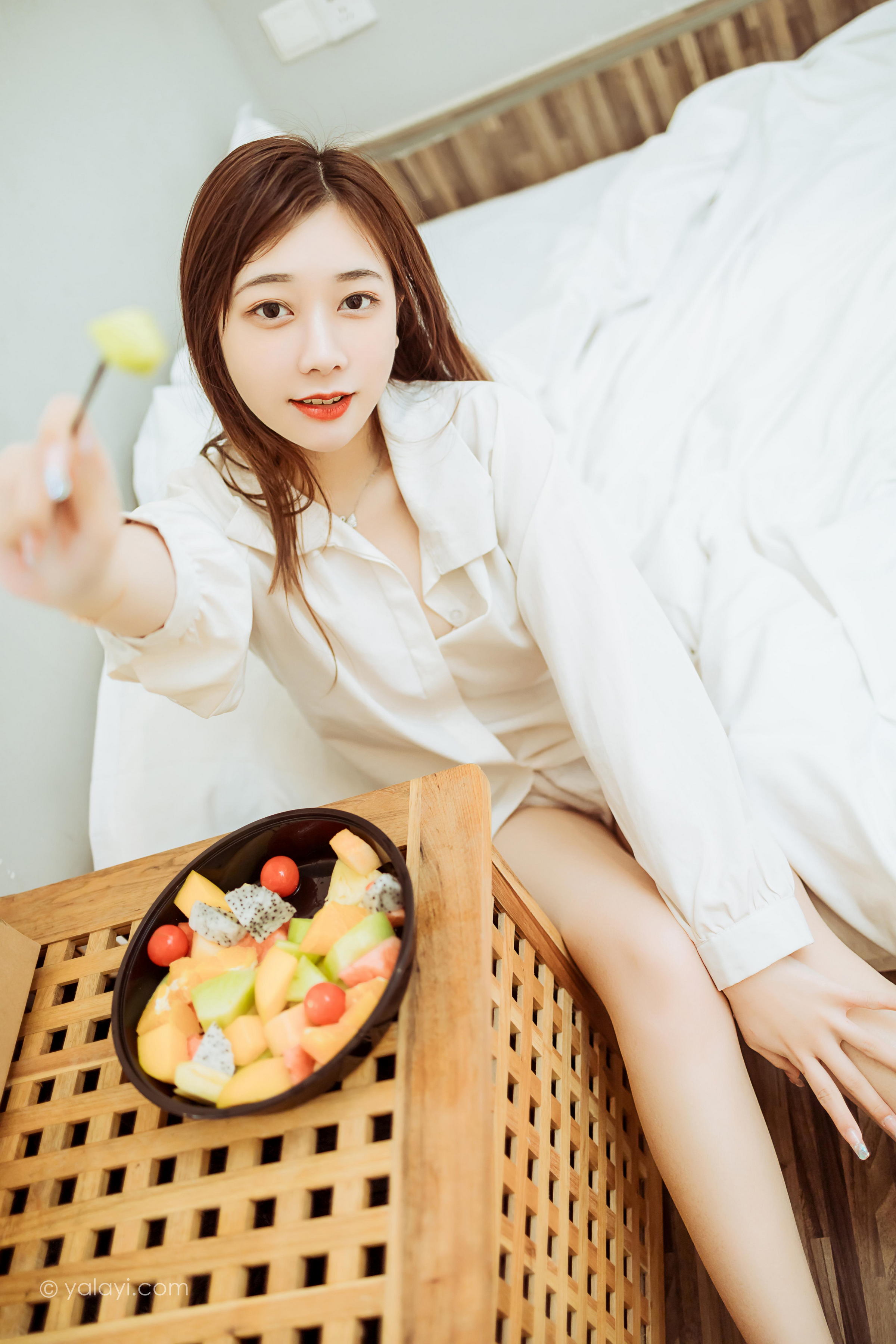 [YALAYI雅拉伊]2022.04.15 珍惜每一天 夜夜 白色男友式衬衫居家性感私房写真集第2张