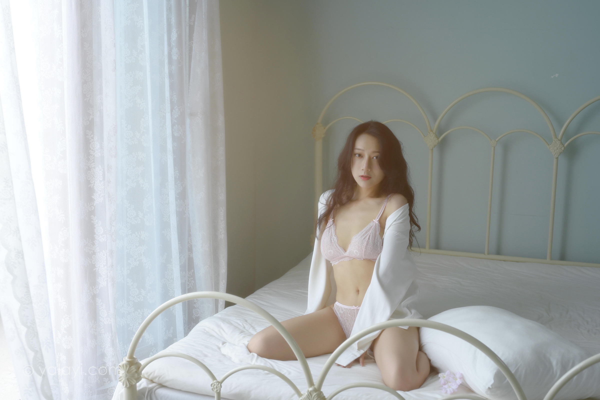 [YALAYI雅拉伊]2022.08.12 清晨的景色 何嘉颖 白色衬衫加粉色蕾丝内衣性感私房写真集第8张