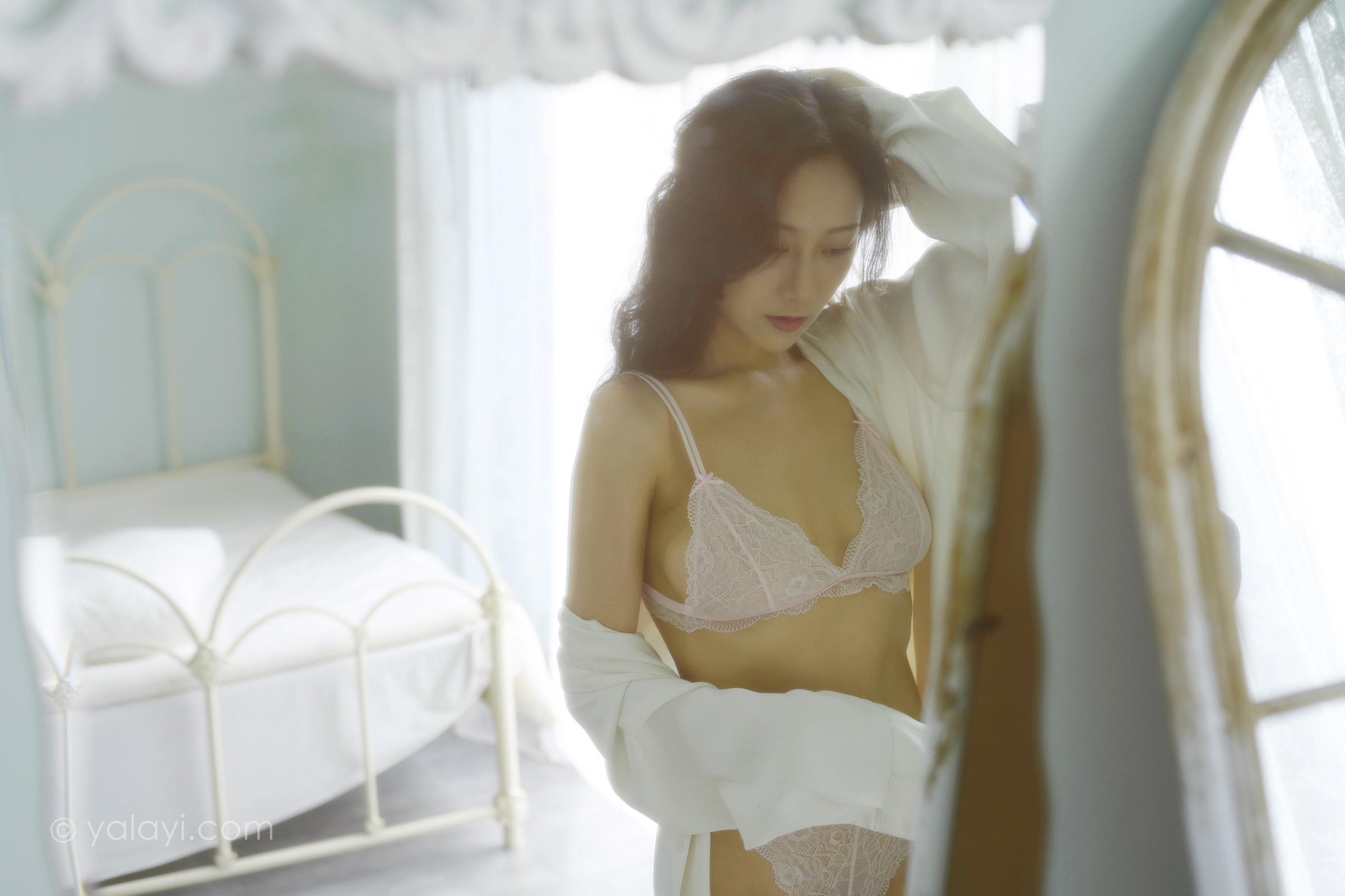[YALAYI雅拉伊]2022.08.12 清晨的景色 何嘉颖 白色衬衫加粉色蕾丝内衣性感私房写真集第13张