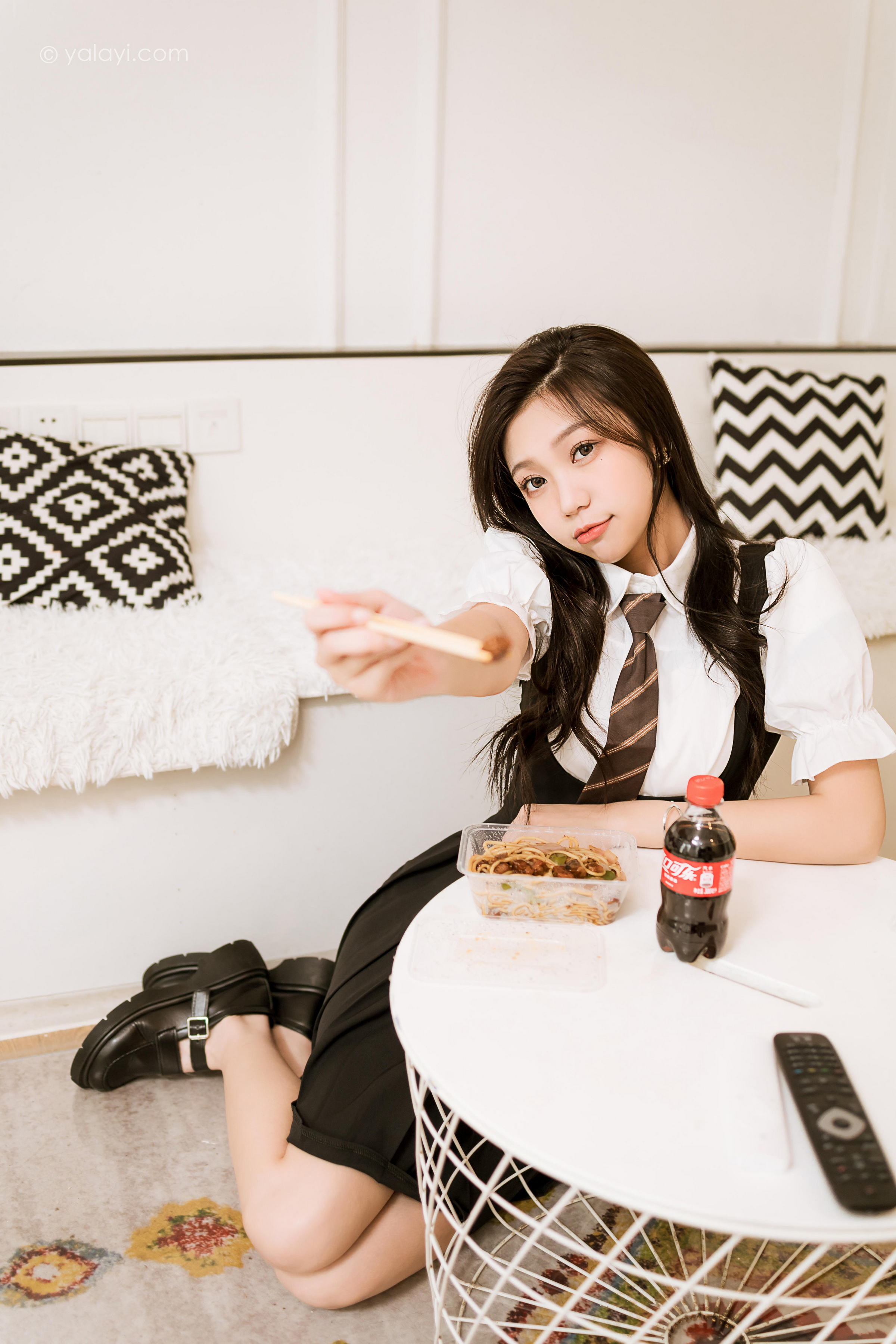 [YALAYI雅拉伊]2022.06.22 一生欢喜 梓瑶 黑色JK制服裙加白色衬衫清纯写真集第5张