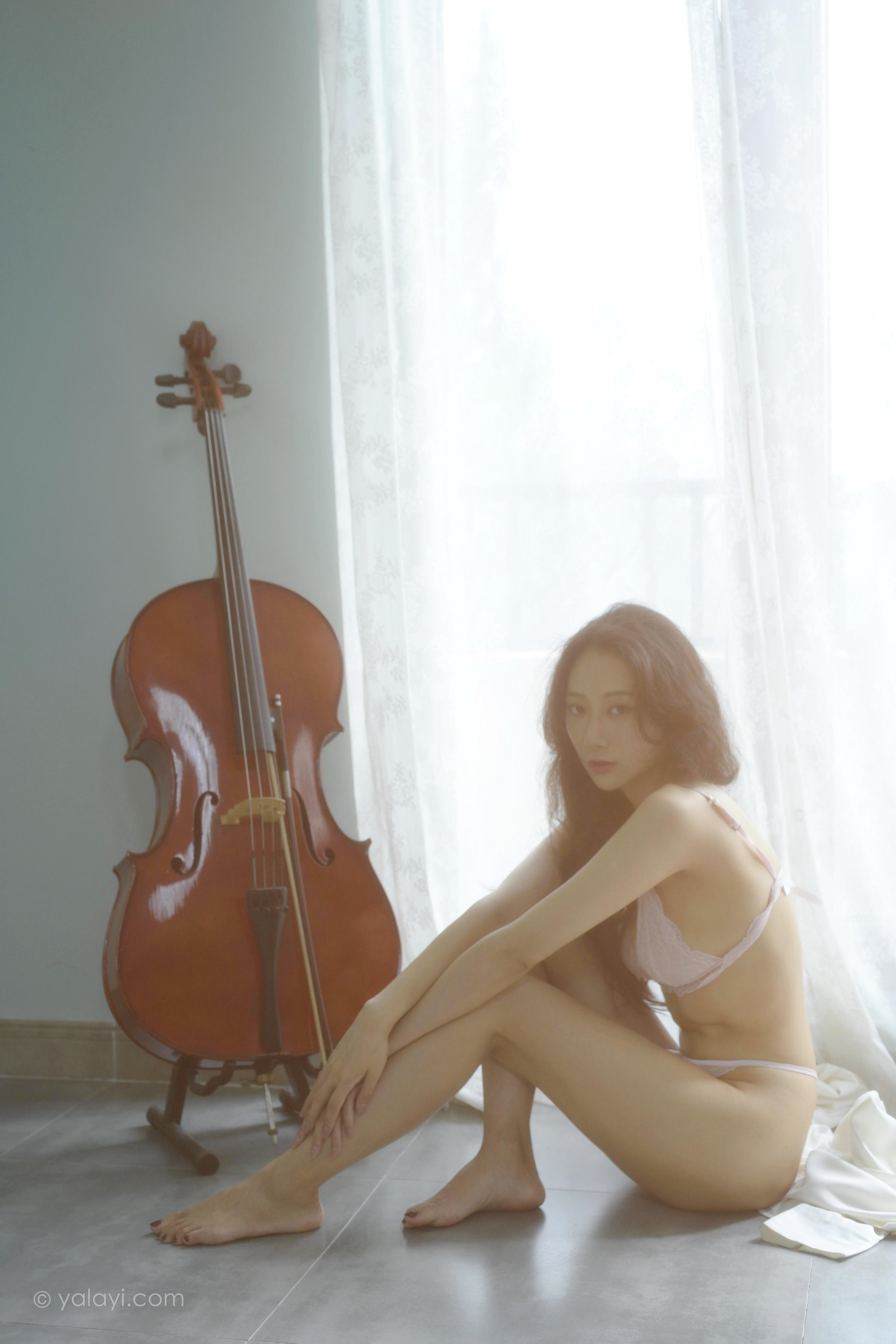 [YALAYI雅拉伊]2022.08.12 清晨的景色 何嘉颖 白色衬衫加粉色蕾丝内衣性感私房写真集第5张