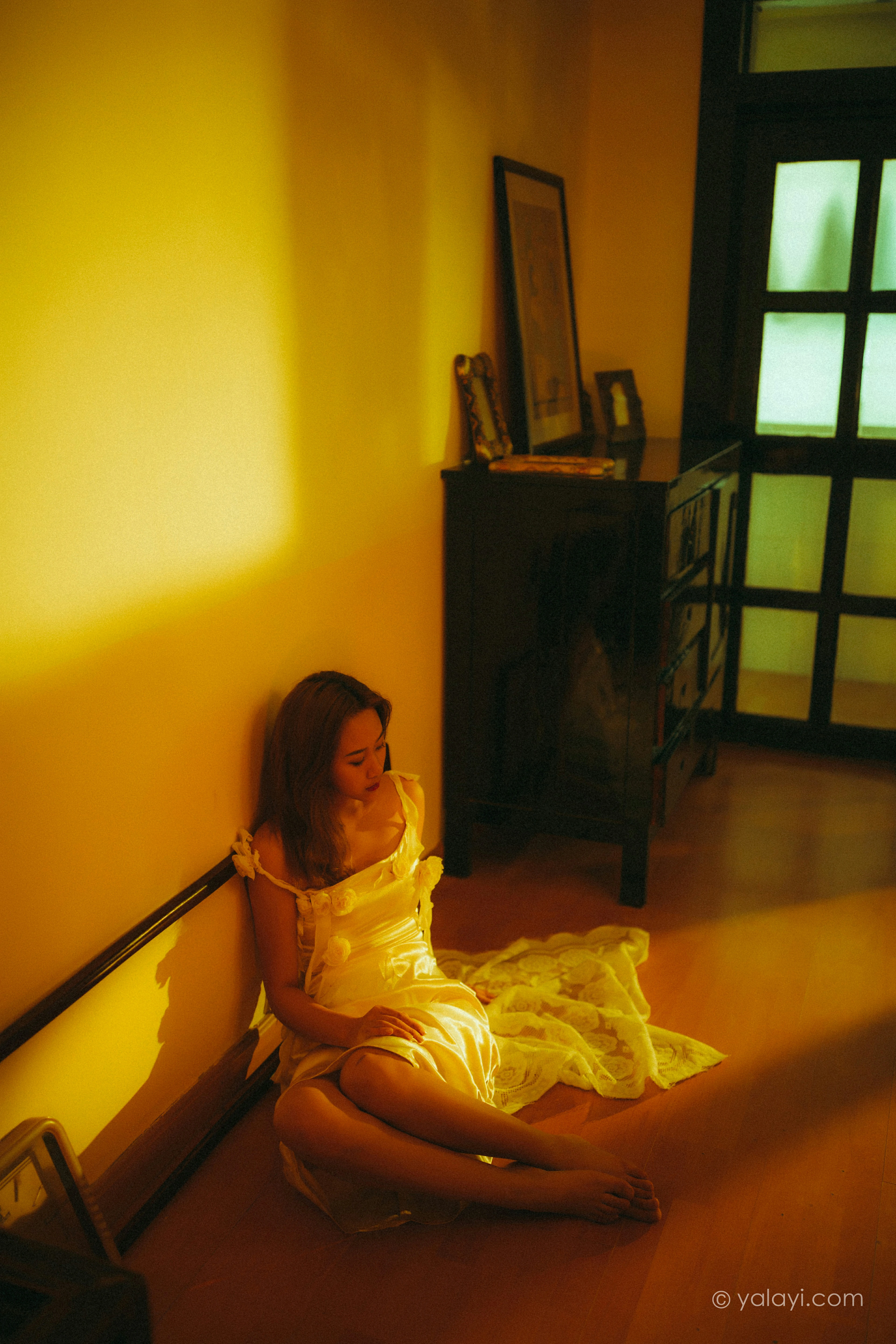 [YALAYI雅拉伊]NO.785 暮光之吻 岳璐璐 白色吊带连衣裙加性感内衣私房写真集第5张