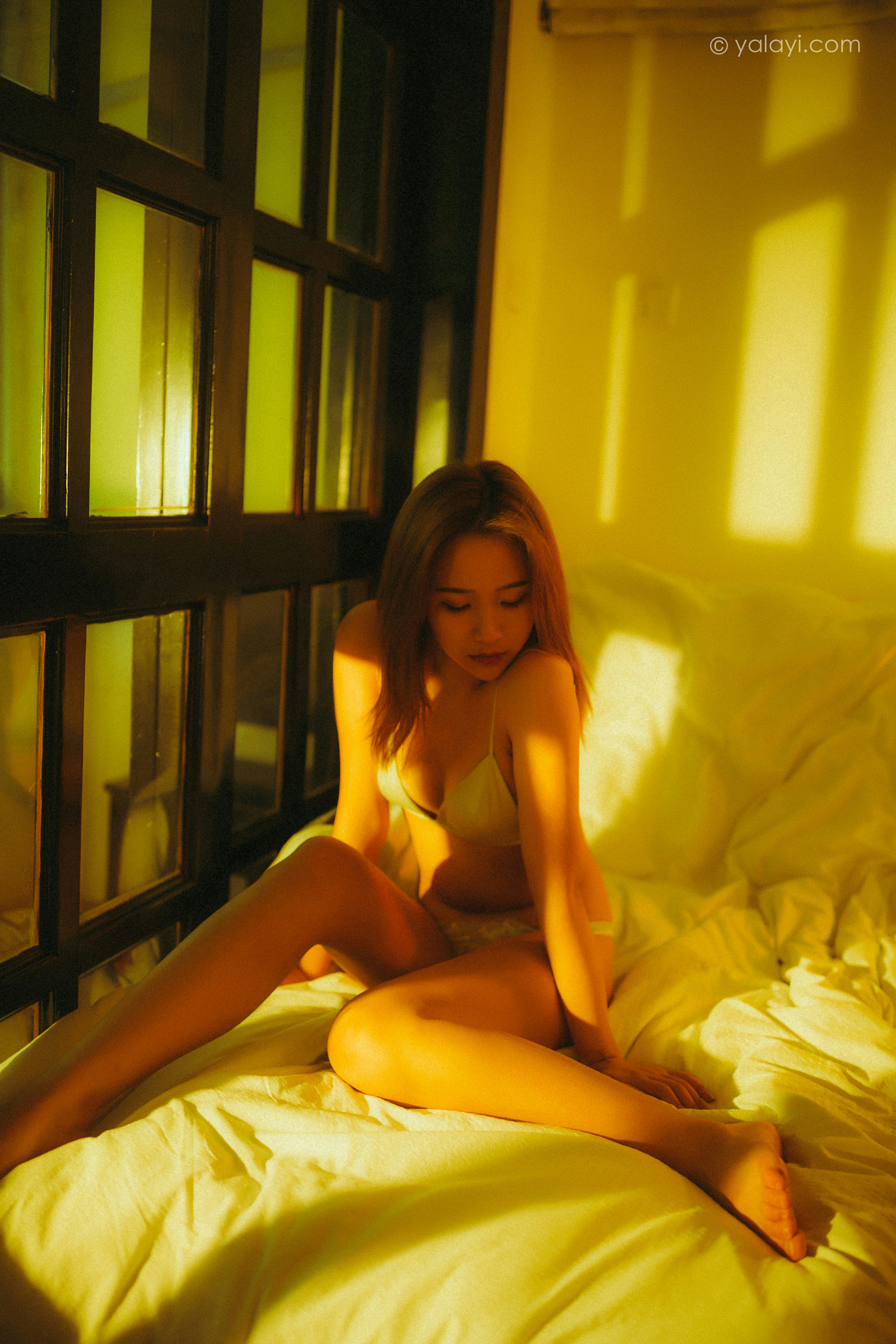 [YALAYI雅拉伊]NO.785 暮光之吻 岳璐璐 白色吊带连衣裙加性感内衣私房写真集第12张
