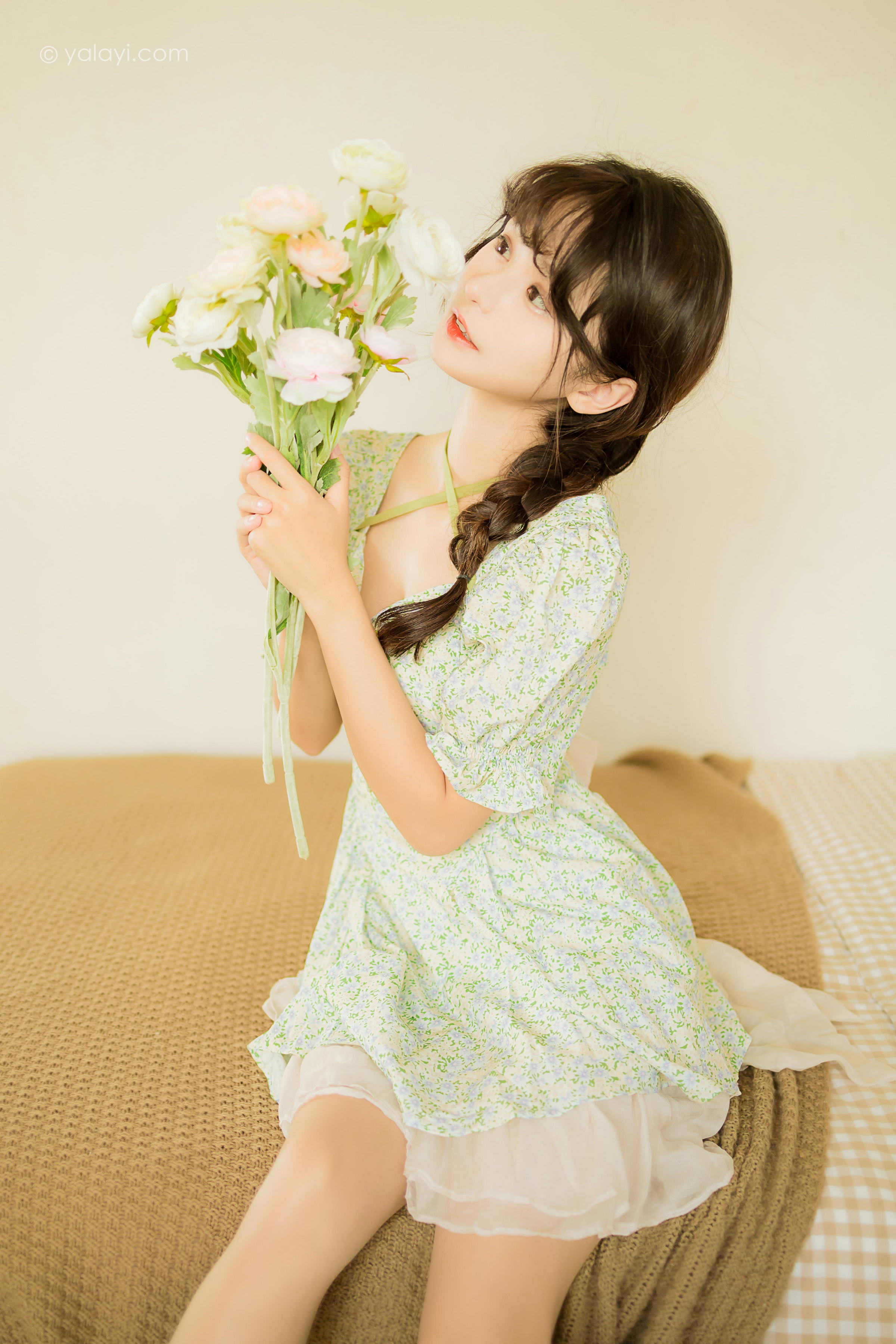 [YALAYI雅拉伊]2022.08.15 花之香 小亭 淡绿色连衣裙加肉丝美腿清纯写真集第13张