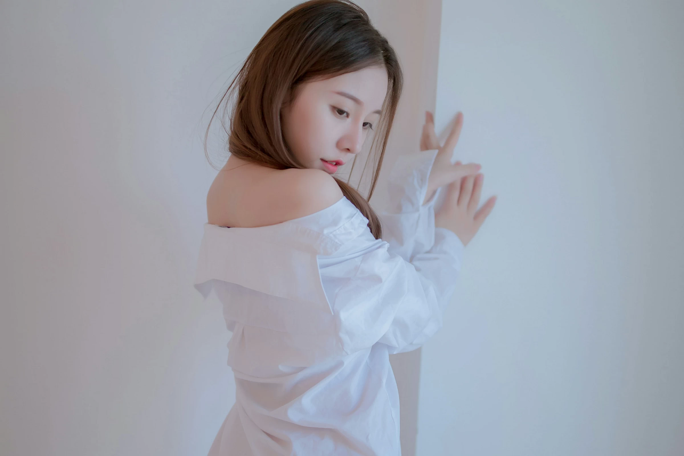 [YALAYI雅拉伊]NO.725 《空房》 秦语 白色衬衫居家性感写真集第9张