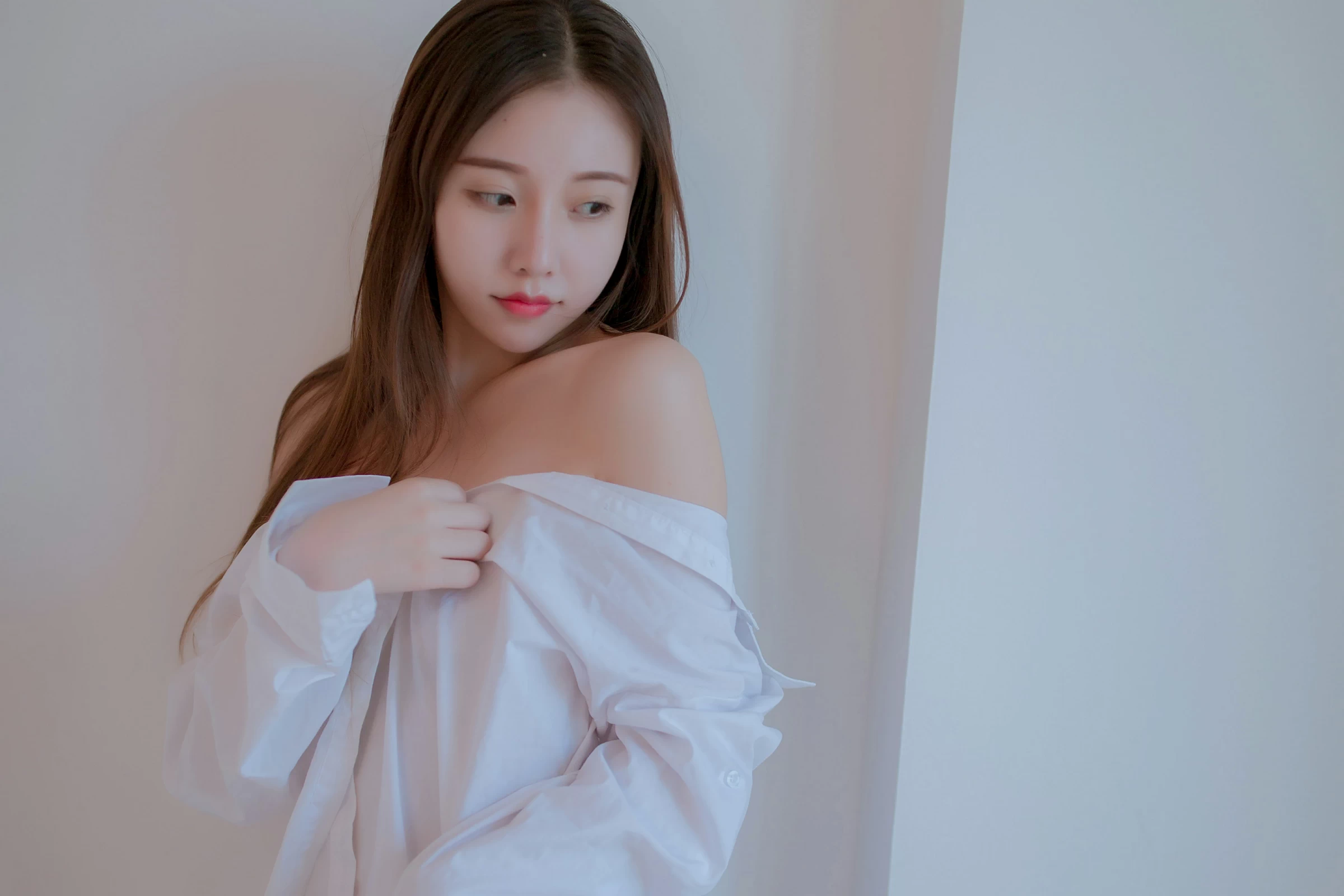 [YALAYI雅拉伊]NO.725 《空房》 秦语 白色衬衫居家性感写真集第11张