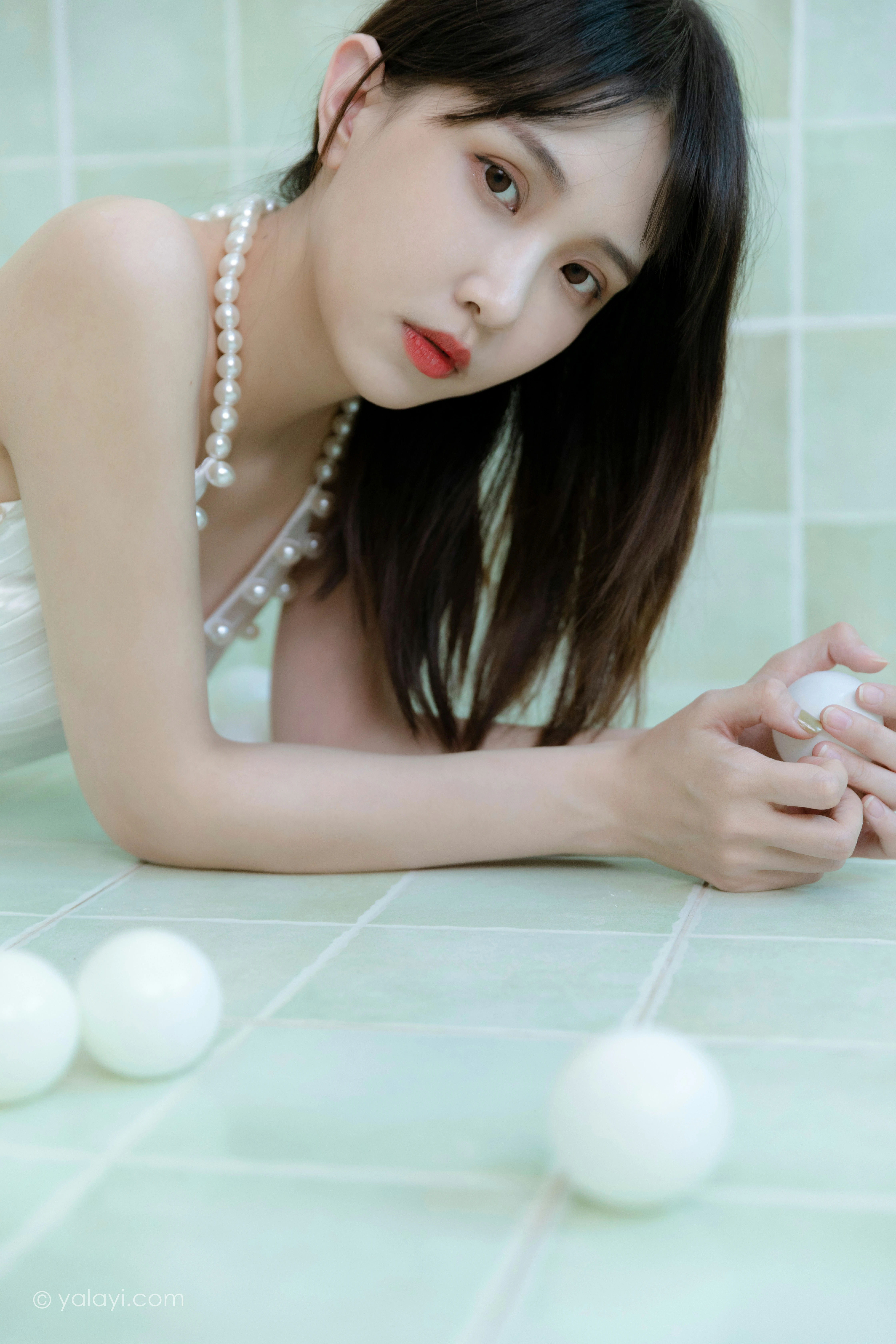 [YALAYI雅拉伊]NO.818 窗内窗外 妍妍 白色吊带裸背连衣裙性感写真集第8张