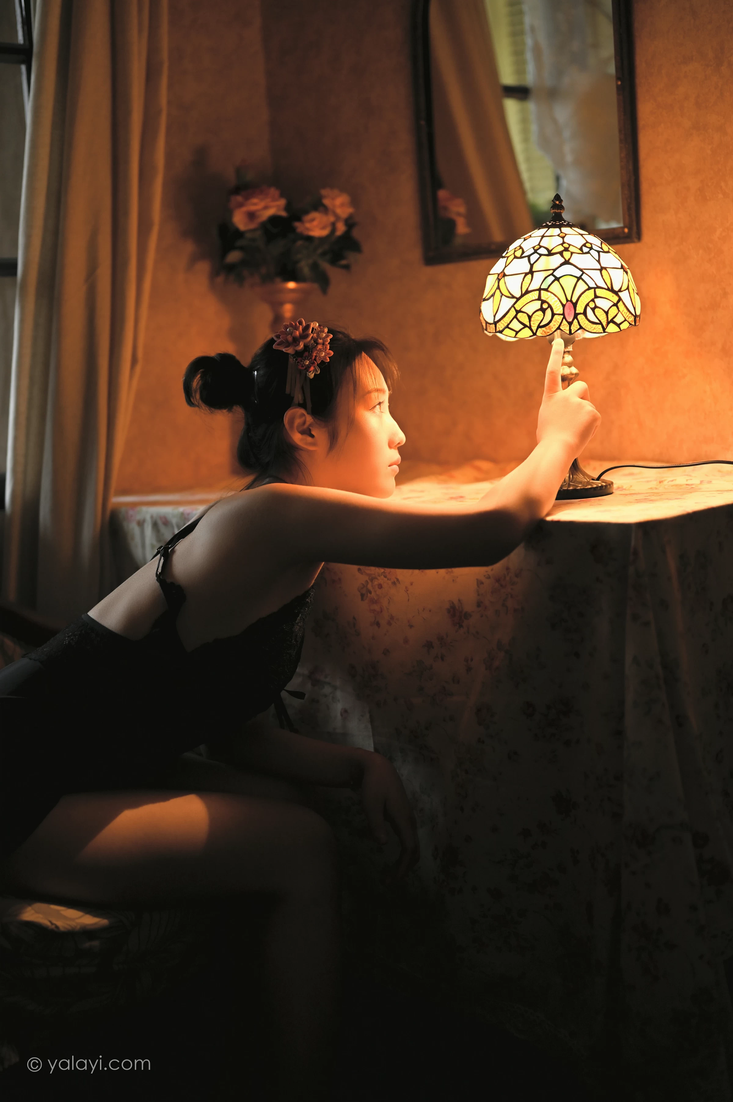 [YALAYI雅拉伊]NO.673 《剪烛西窗》 沈伊 黑色吊带蕾丝睡衣裙性感私房写真集第4张