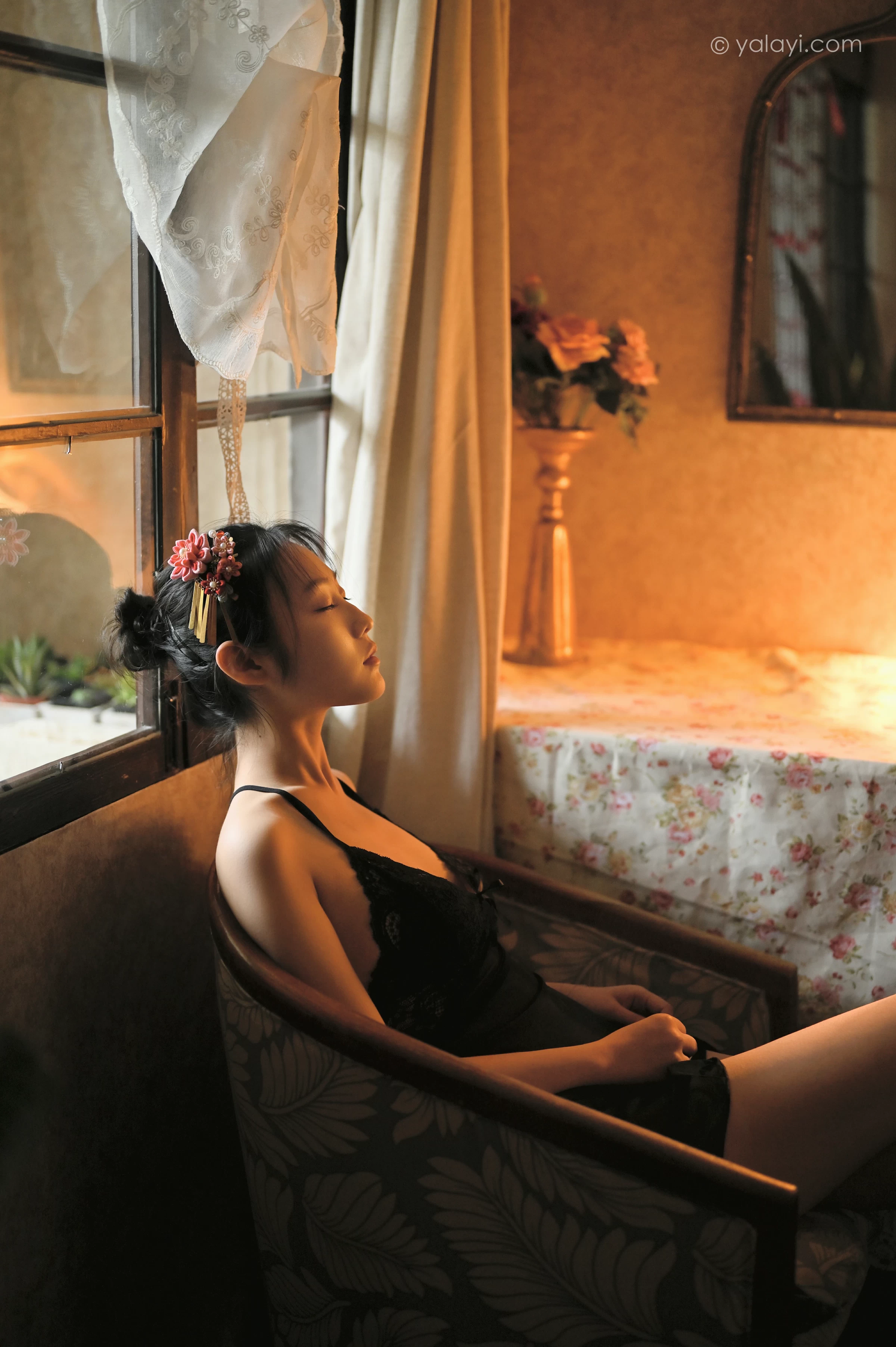 [YALAYI雅拉伊]NO.673 《剪烛西窗》 沈伊 黑色吊带蕾丝睡衣裙性感私房写真集第3张