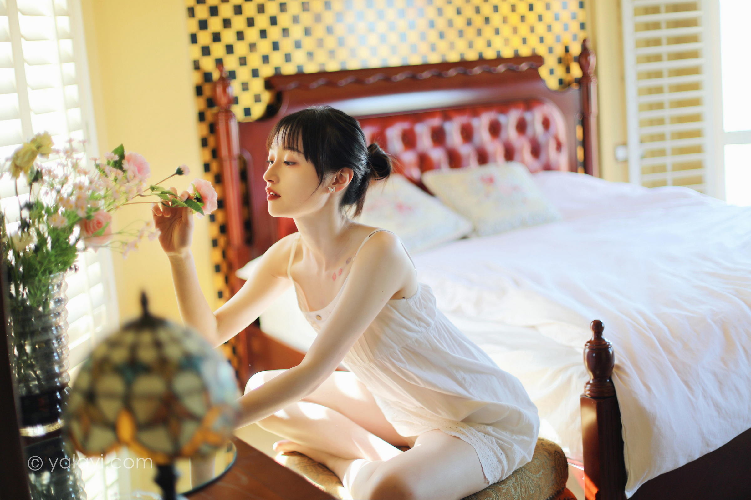[YALAYI雅拉伊]2022.05.11 光影零乱 京京 白色吊带镂空连衣裙性感写真集第1张