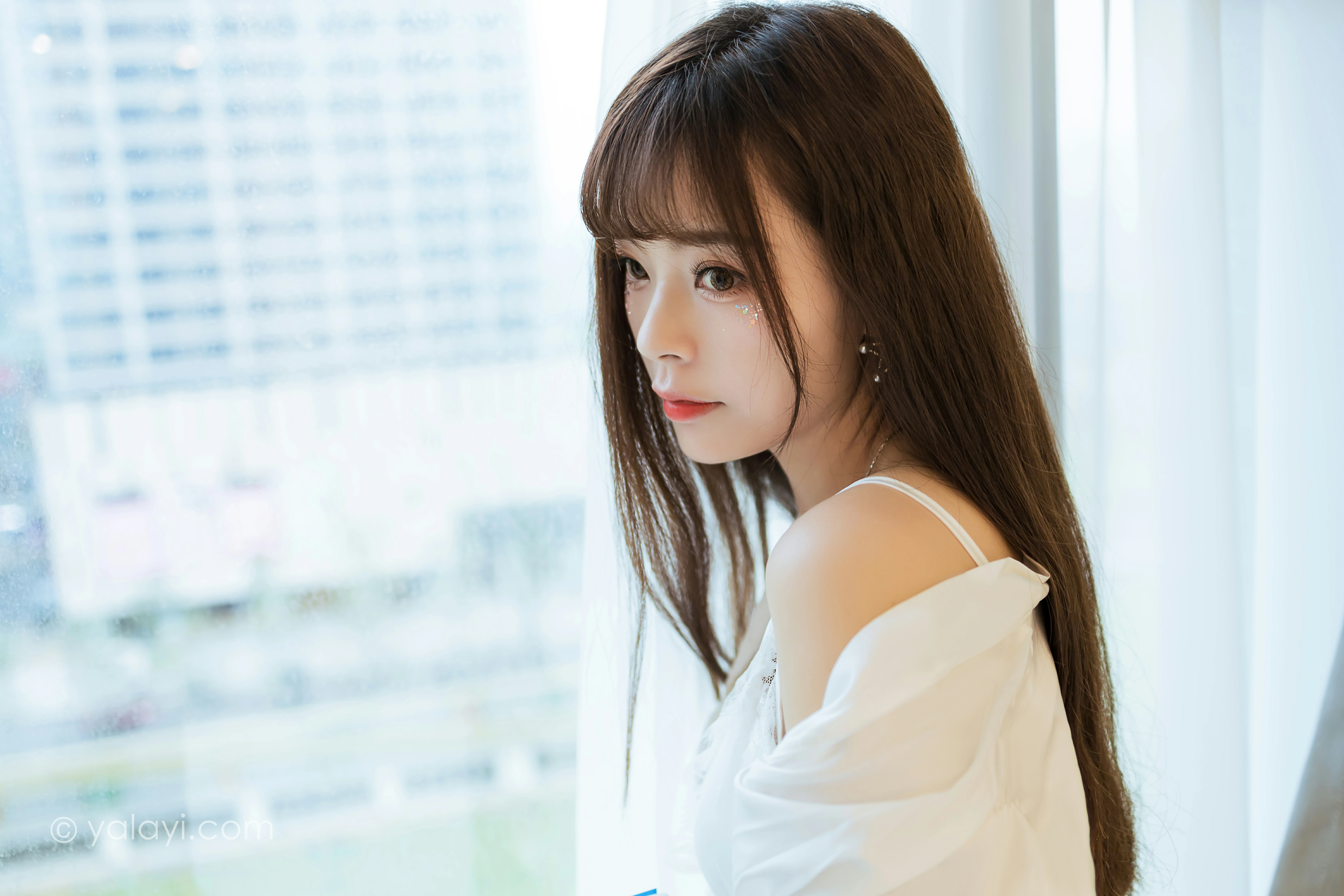 [YALAYI雅拉伊]NO.839 休闲的日子 程小蝶 白色睡衣加蕾丝内衣居家私房写真集第14张