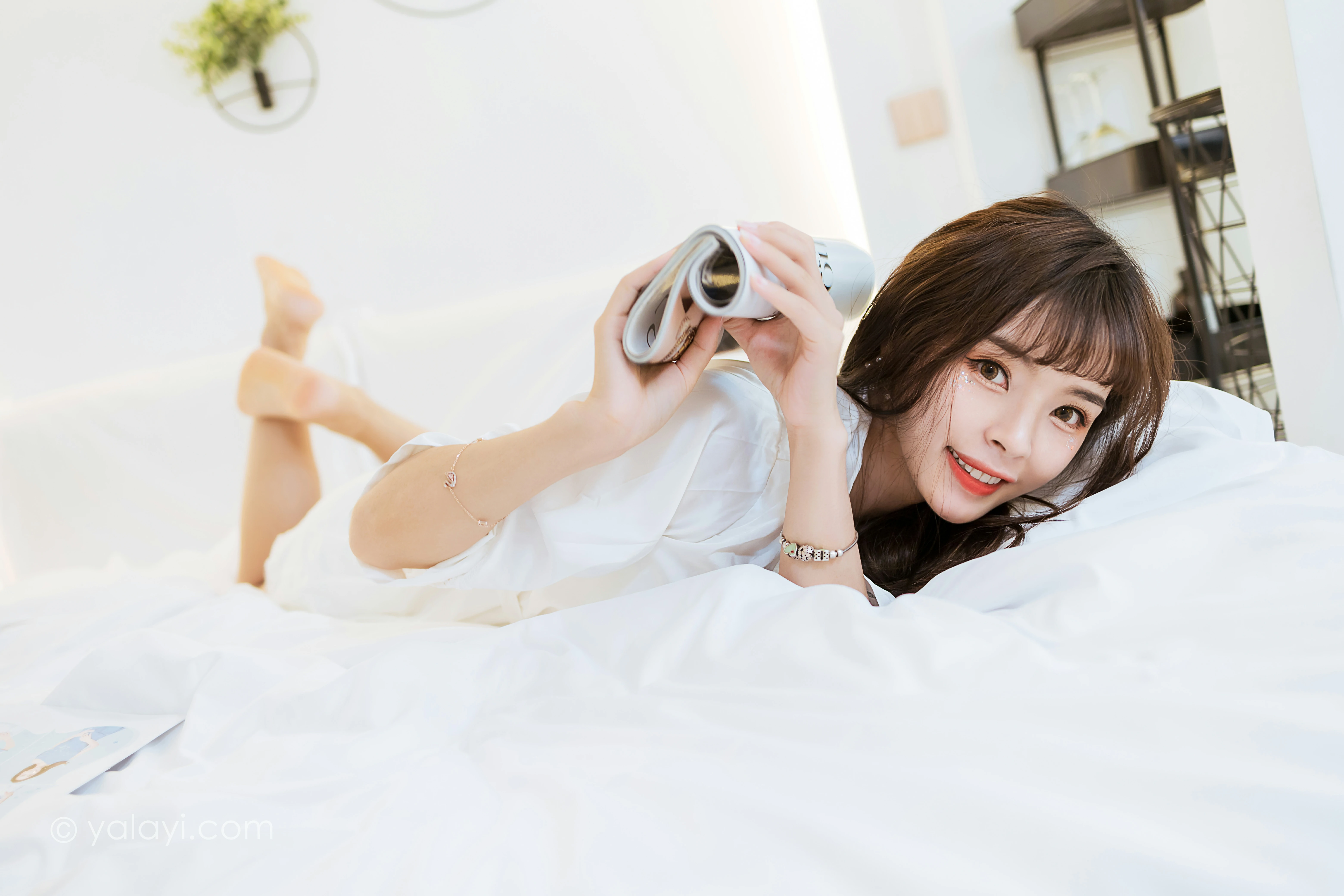 [YALAYI雅拉伊]NO.839 休闲的日子 程小蝶 白色睡衣加蕾丝内衣居家私房写真集第5张