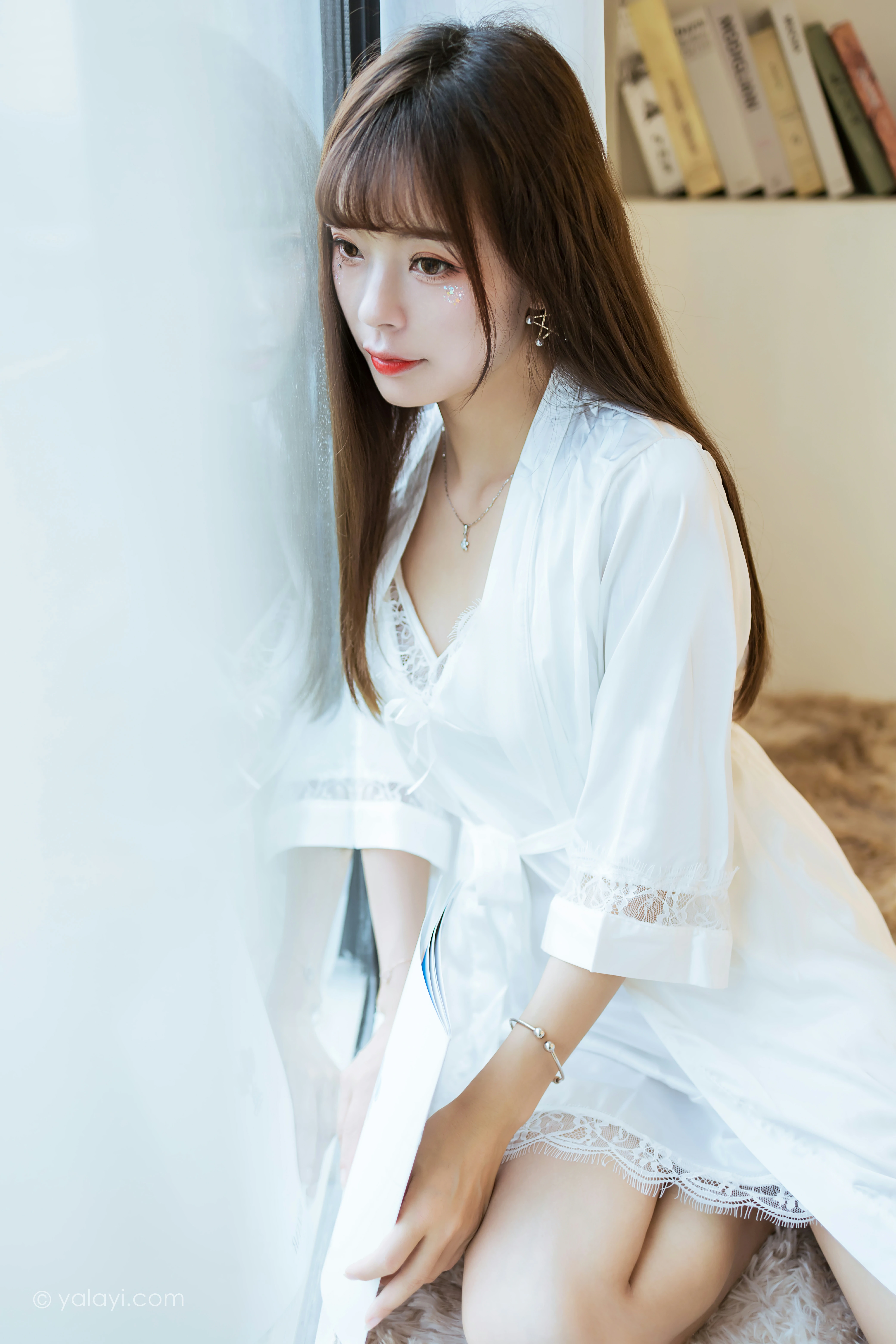 [YALAYI雅拉伊]NO.839 休闲的日子 程小蝶 白色睡衣加蕾丝内衣居家私房写真集第12张