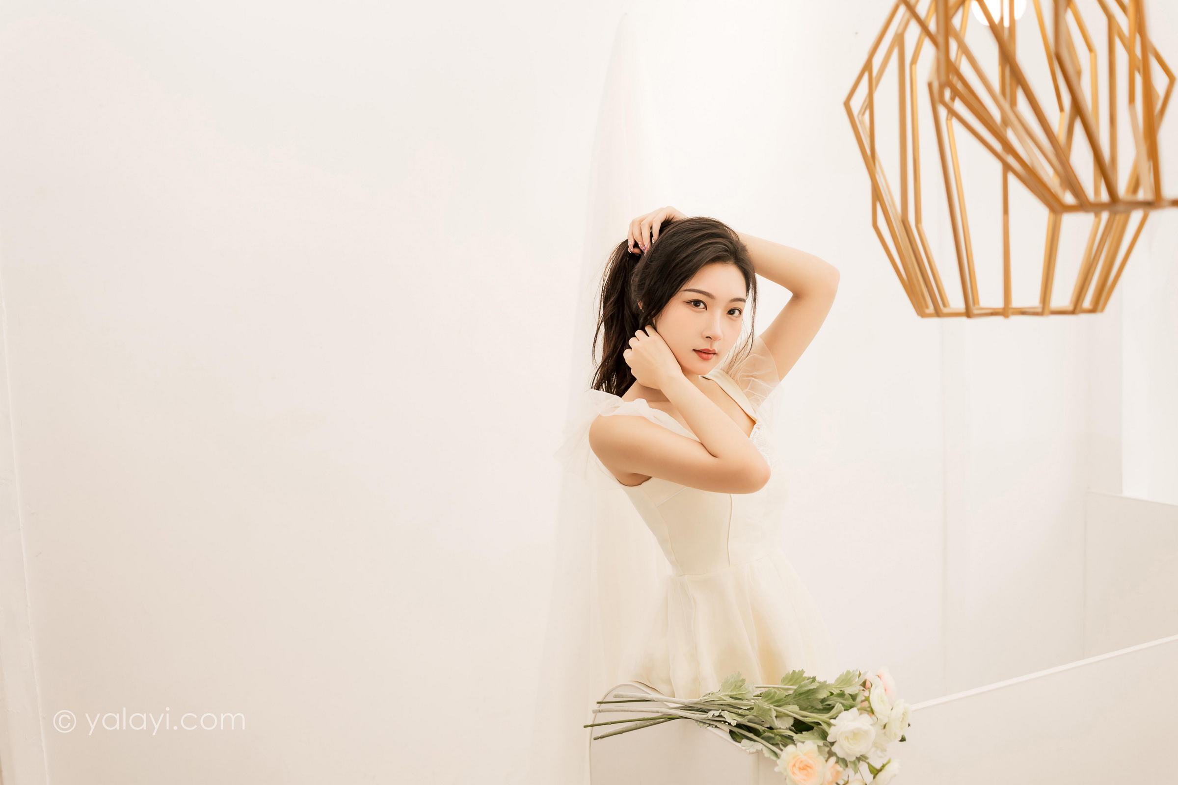 [YALAYI雅拉伊]2022.05.25 你别太迷人 徐小云 白色连衣裙居家清纯写真集第11张