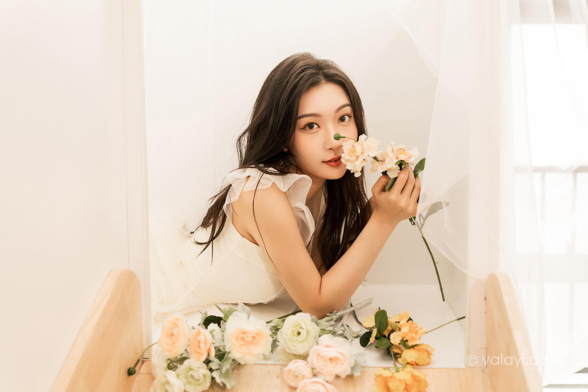 [YALAYI雅拉伊]2022.05.25 你别太迷人 徐小云 白色连衣裙居家清纯写真集第9张
