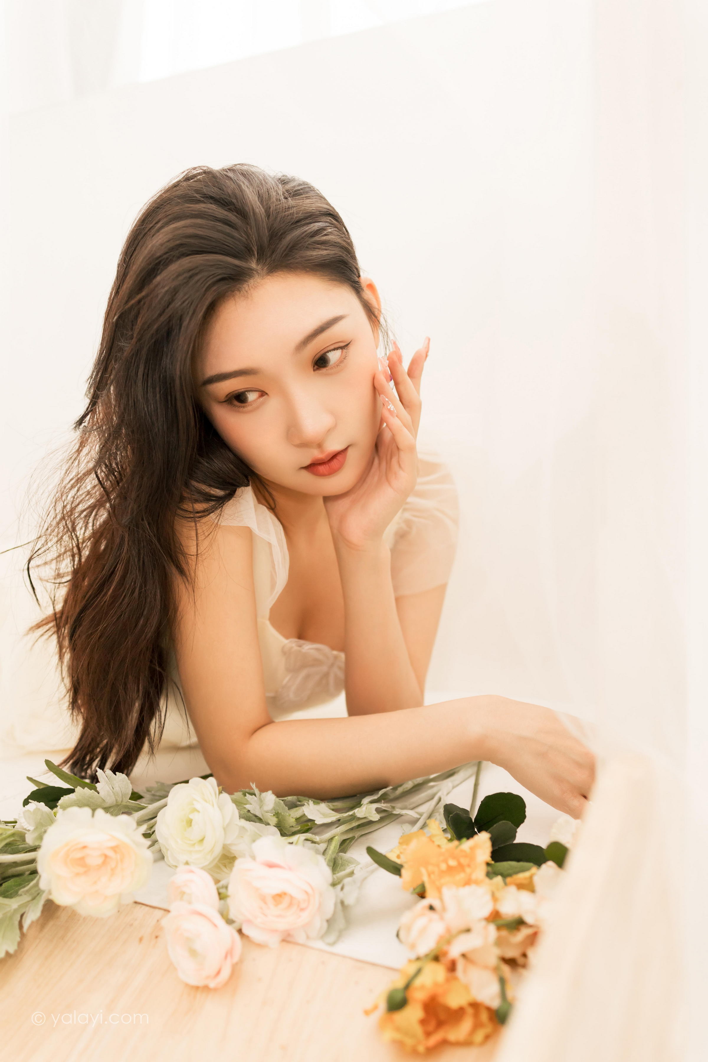 [YALAYI雅拉伊]2022.05.25 你别太迷人 徐小云 白色连衣裙居家清纯写真集第10张