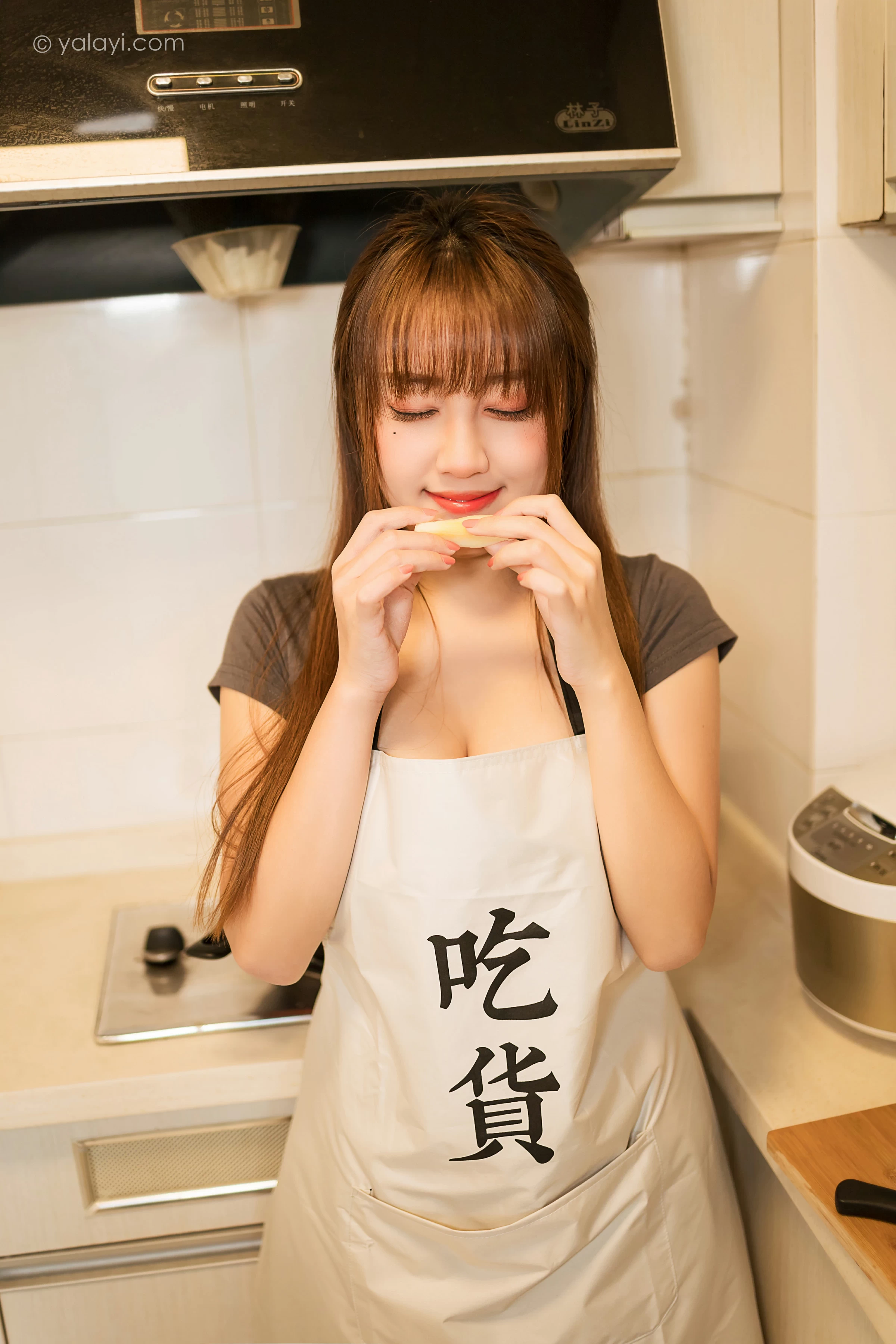 [YALAYI雅拉伊]NO.745 《下班的诱惑》 虞艺 棕色短袖加灰色碎花短裙居家性感写真集第3张
