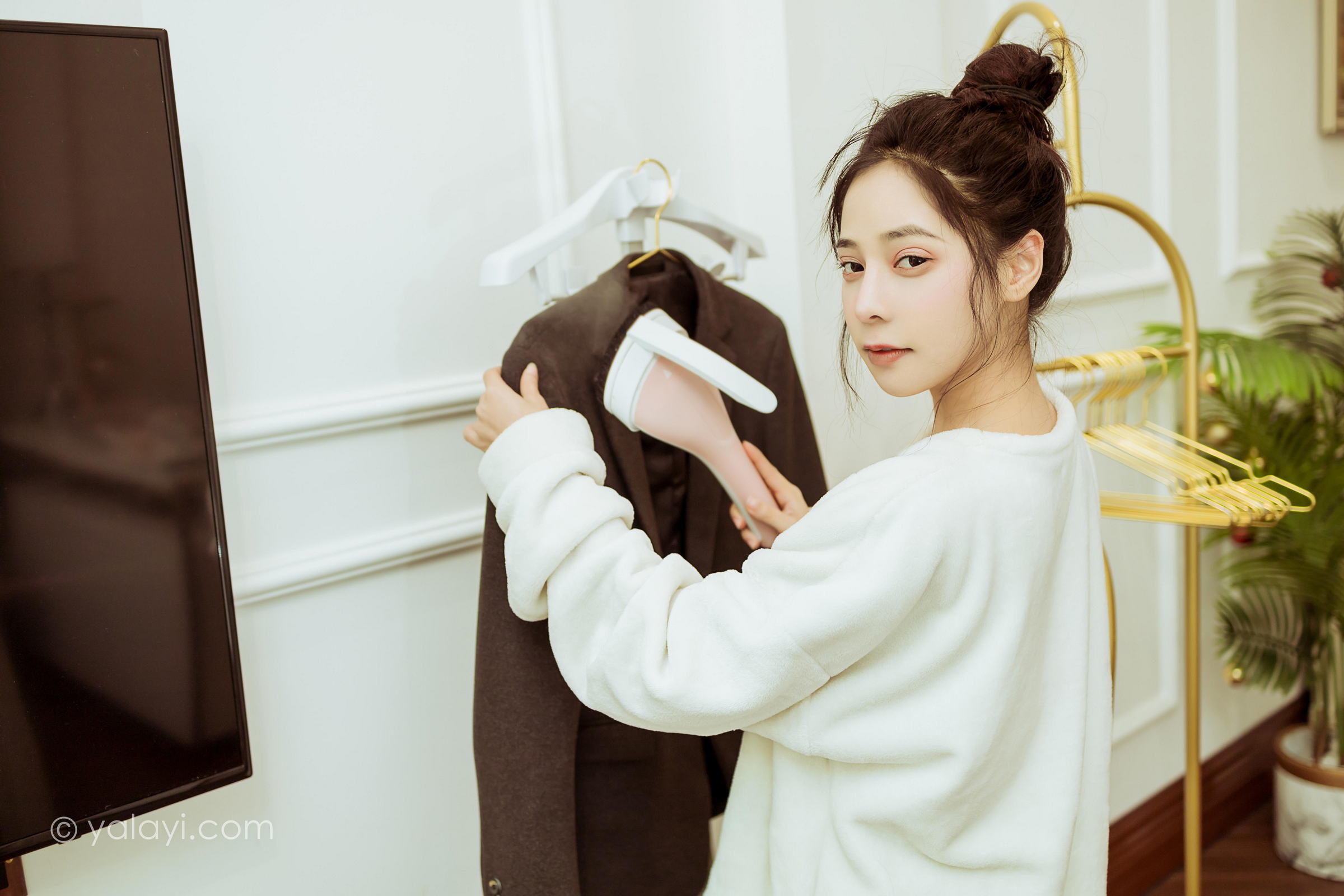 [YALAYI雅拉伊]2022.03.02 恋爱日常 诗咏 白色连身毛衣居家清纯写真集第11张