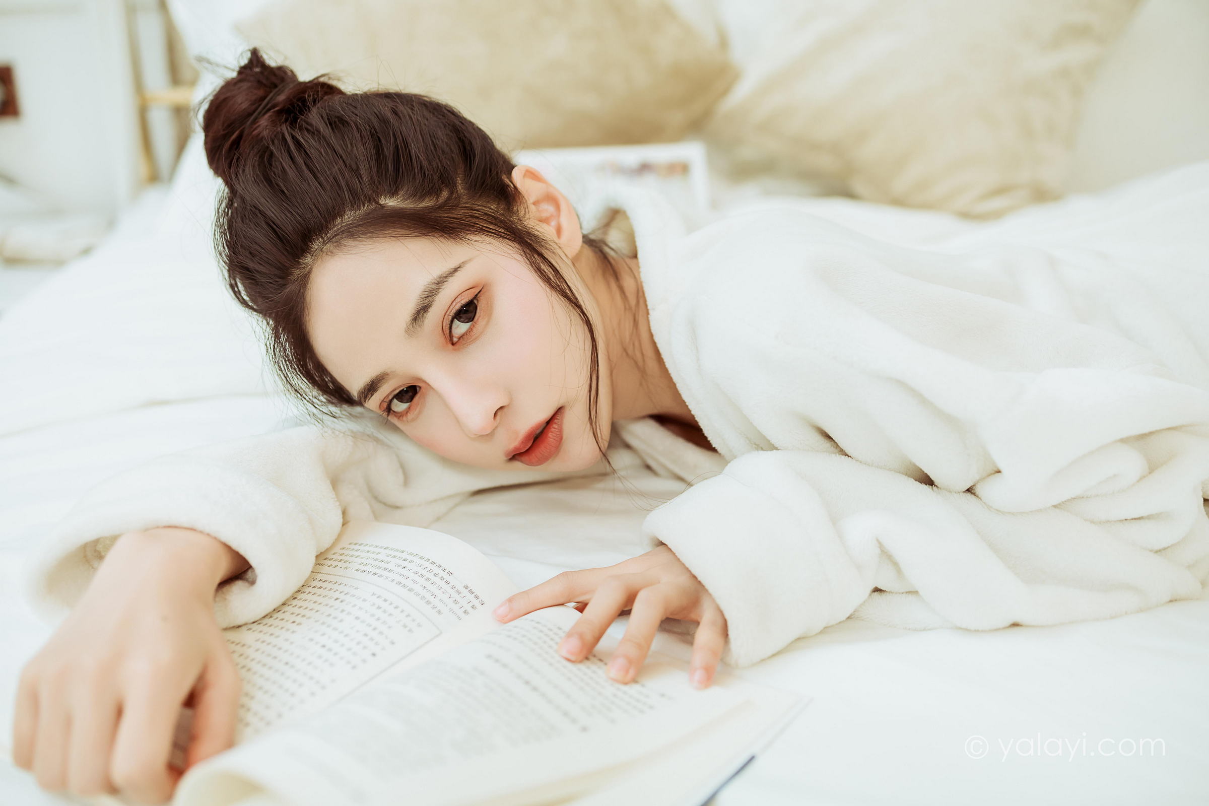 [YALAYI雅拉伊]2022.03.02 恋爱日常 诗咏 白色连身毛衣居家清纯写真集第6张