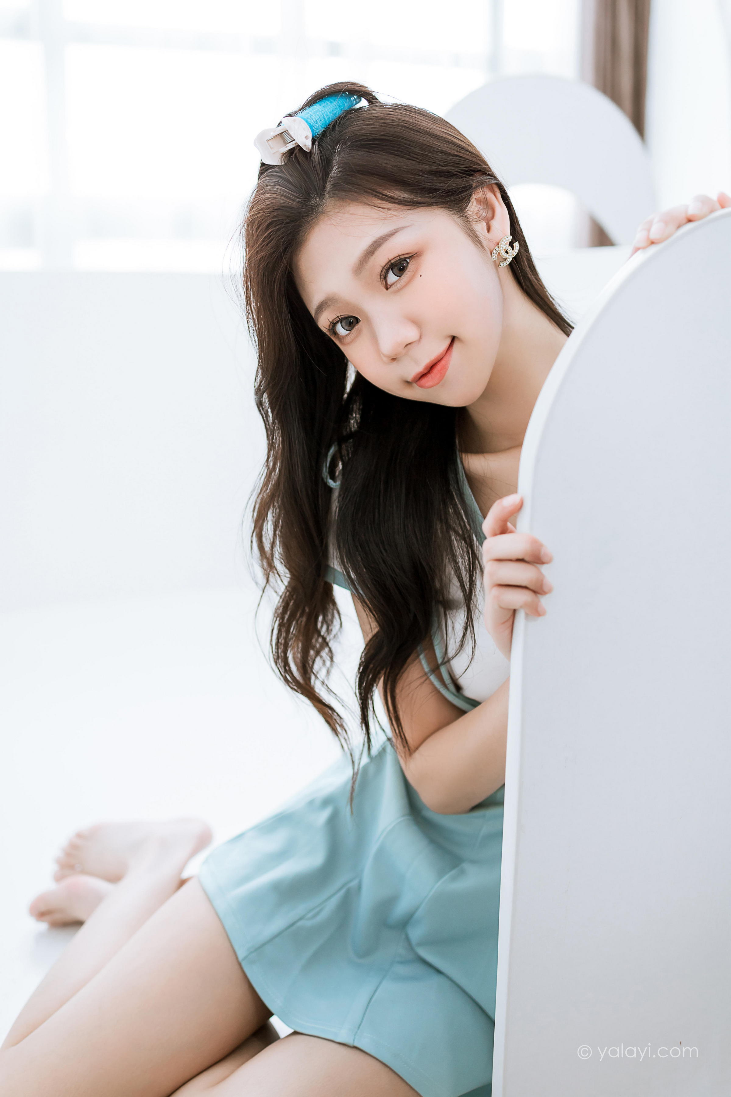 [YALAYI雅拉伊]2022.05.31 天使的微笑 梓瑶 白色短袖加背带短裙居家清纯写真集第4张