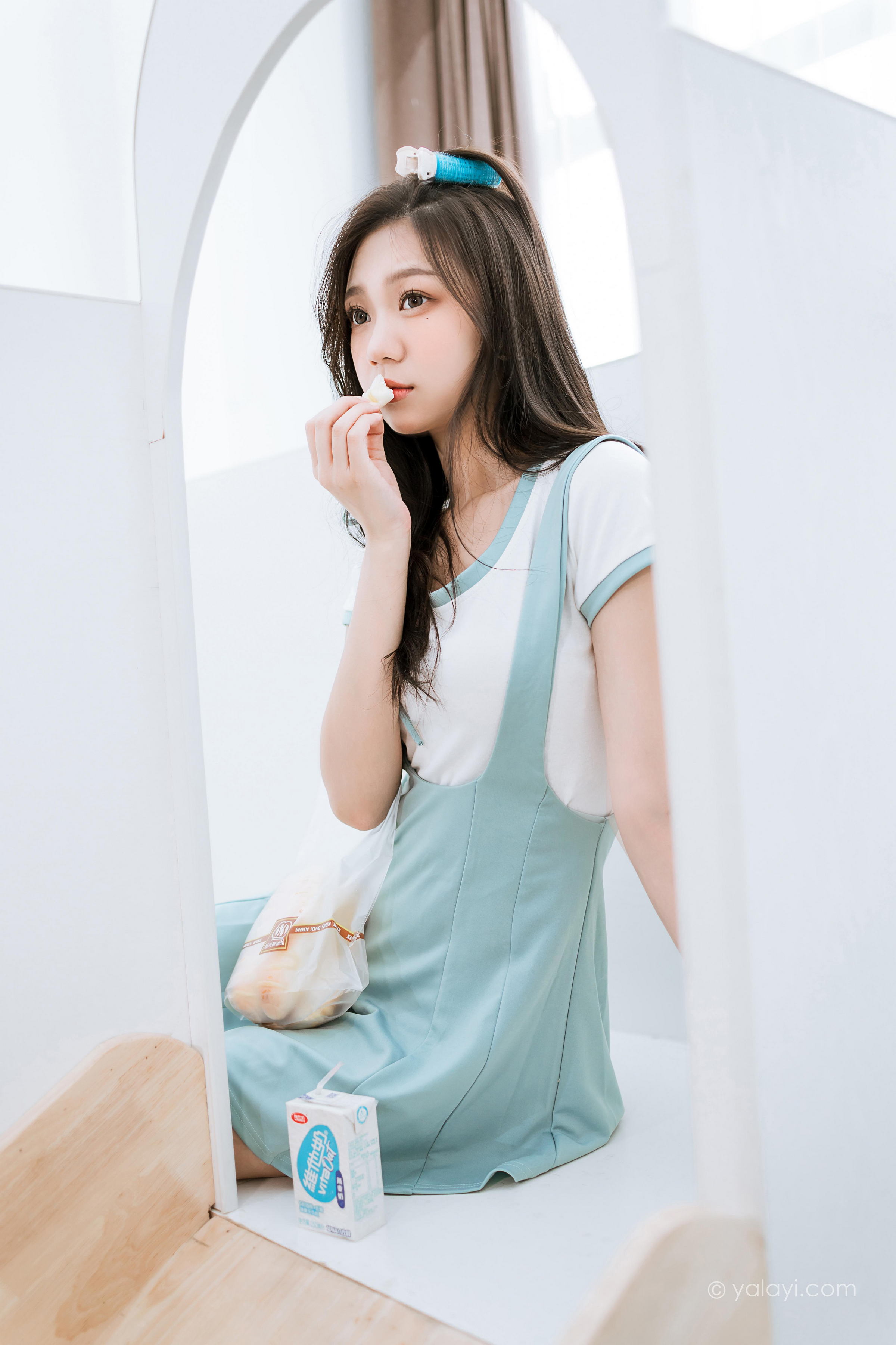 [YALAYI雅拉伊]2022.05.31 天使的微笑 梓瑶 白色短袖加背带短裙居家清纯写真集第10张